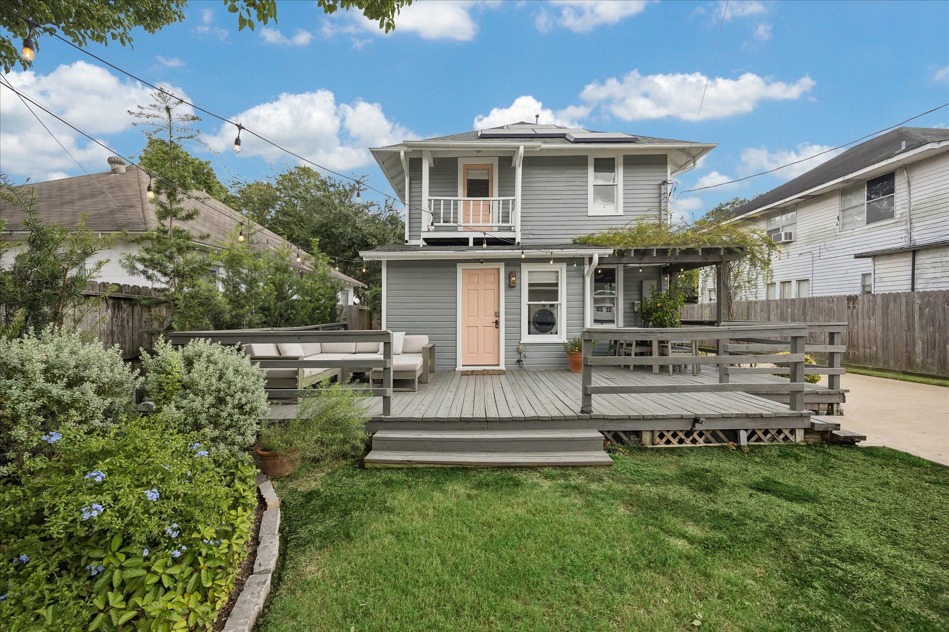 1221 Columbia Street, Houston, TX 77008 Now to the outside and amazing back yard and deck with a pergola!