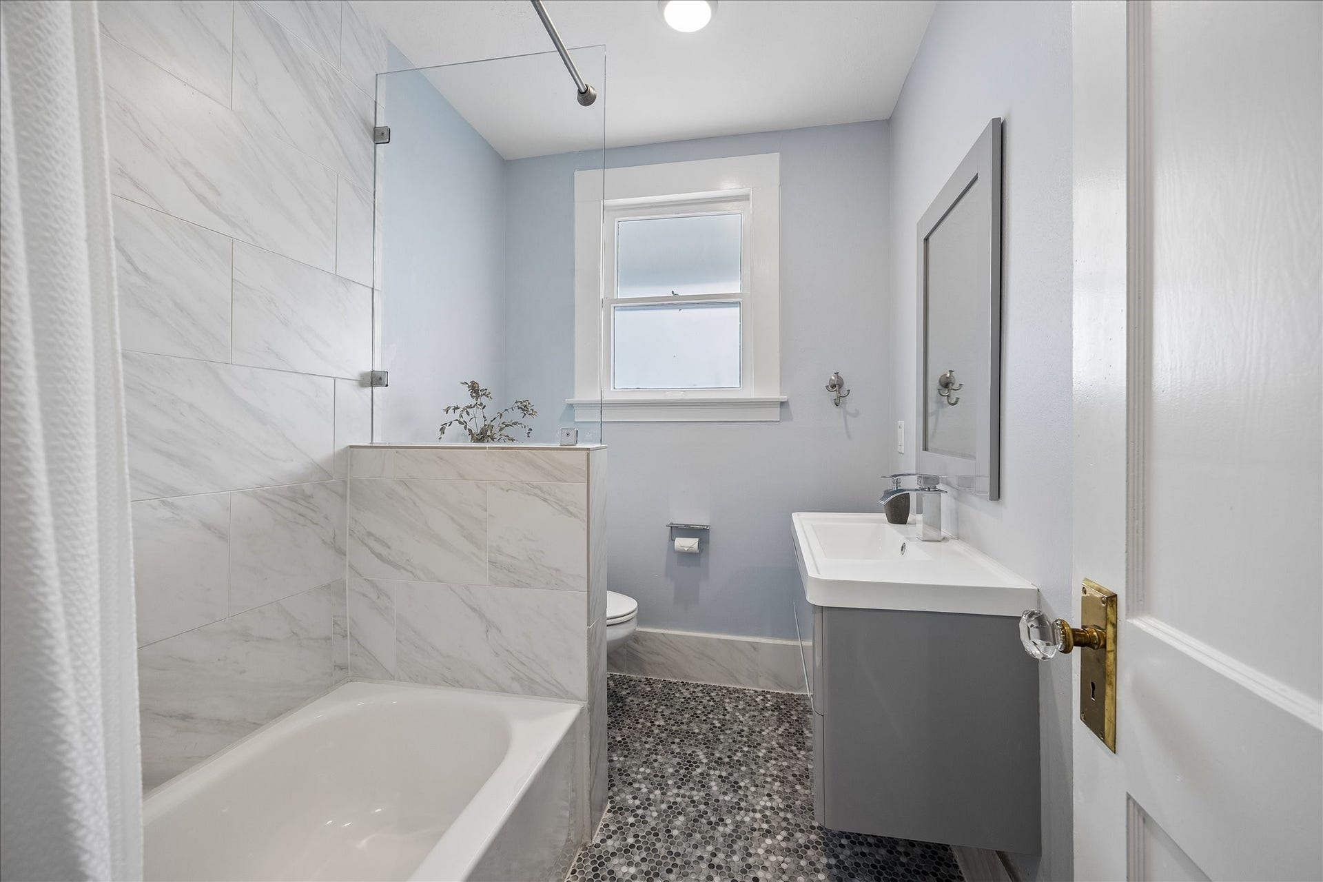 1221 Columbia Street, Houston, TX 77008 Outside the primary suite in the hall is the shared full bath with tub/shower combo, available to the two secondary bedrooms.