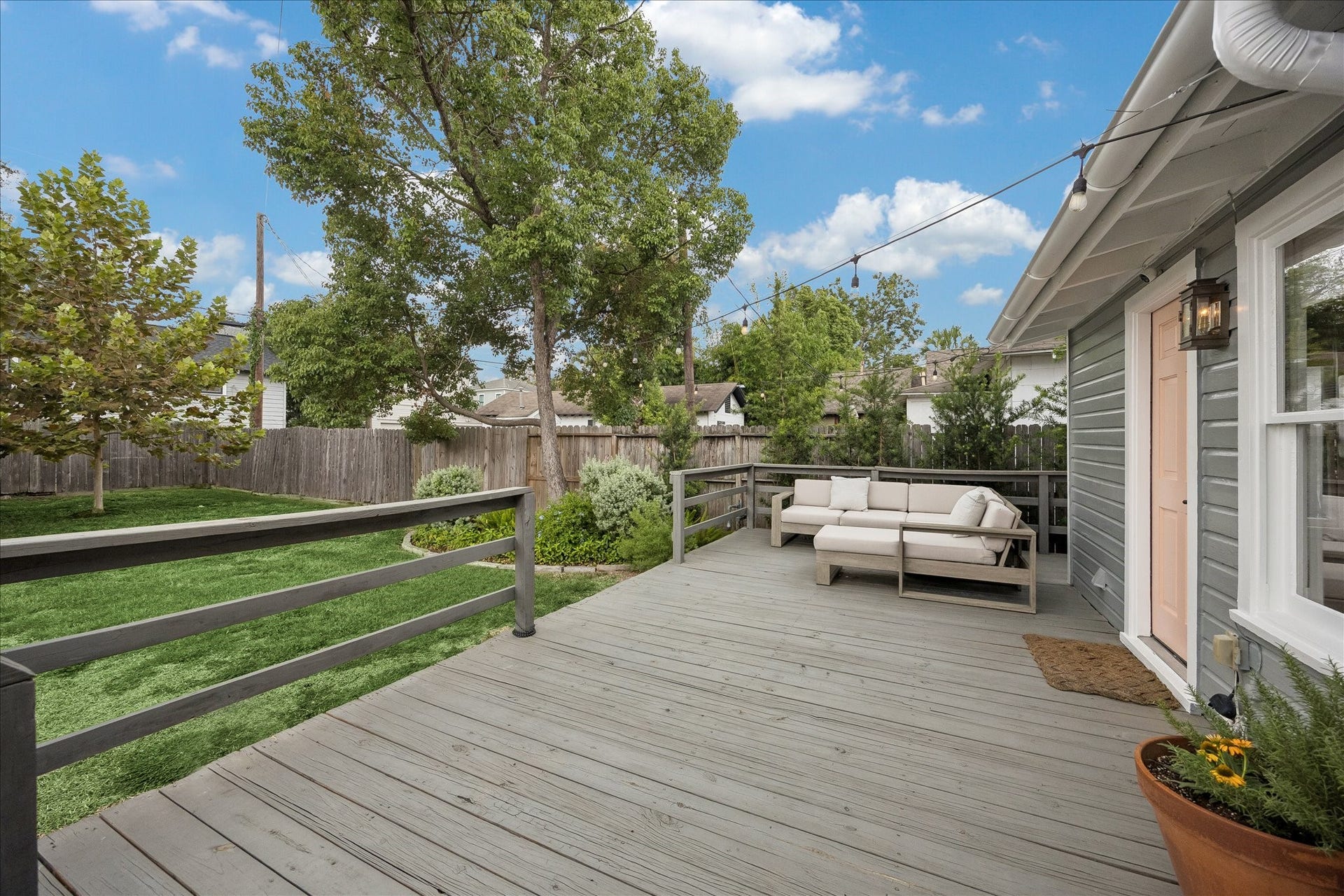 1221 Columbia Street, Houston, TX 77008 The deck is spacious and hardly makes a dent in the landscaped yard.