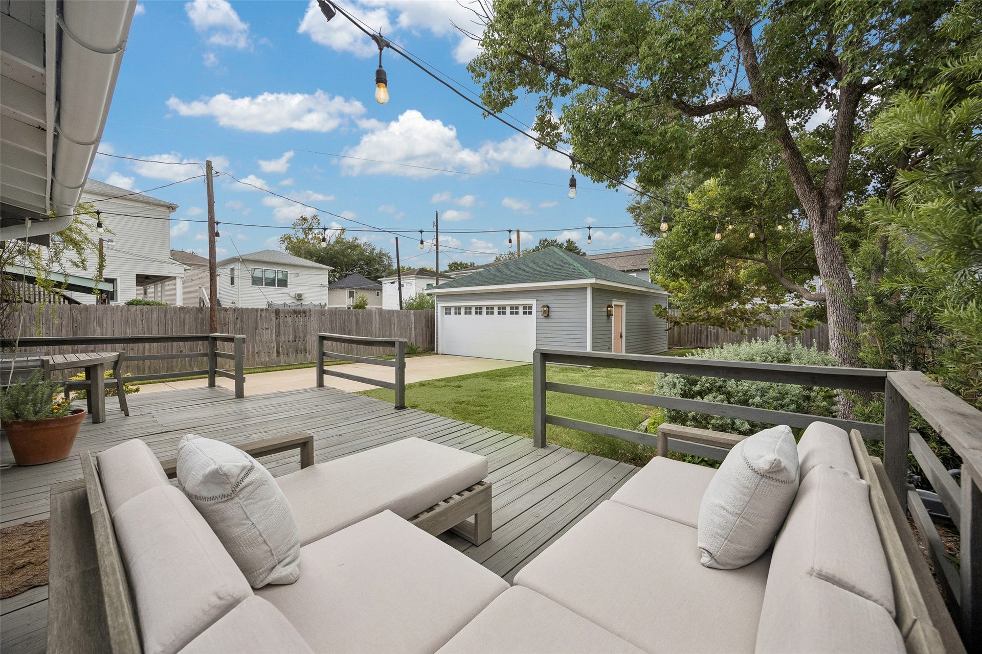 1221 Columbia Street, Houston, TX 77008 The 6600 square foot lot and two story floor plan translates to exceptional outdoor space.