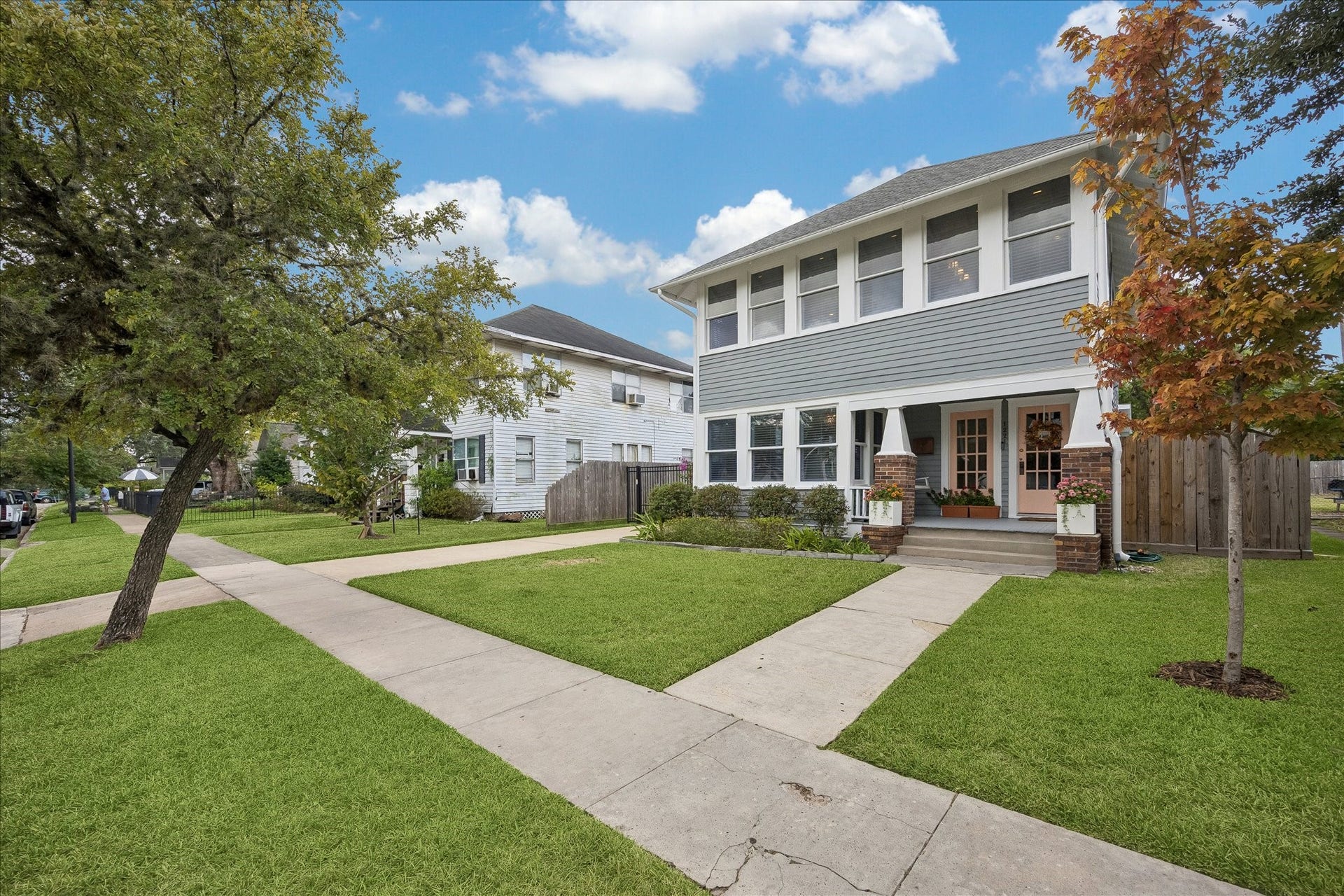 1221 Columbia Street, Houston, TX 77008 This lovely property on a 6600 square foot lot is located on a beautiful, tree lined residential street in the center of the Heights neighborhood. It is zoned to Harvard Elementary.