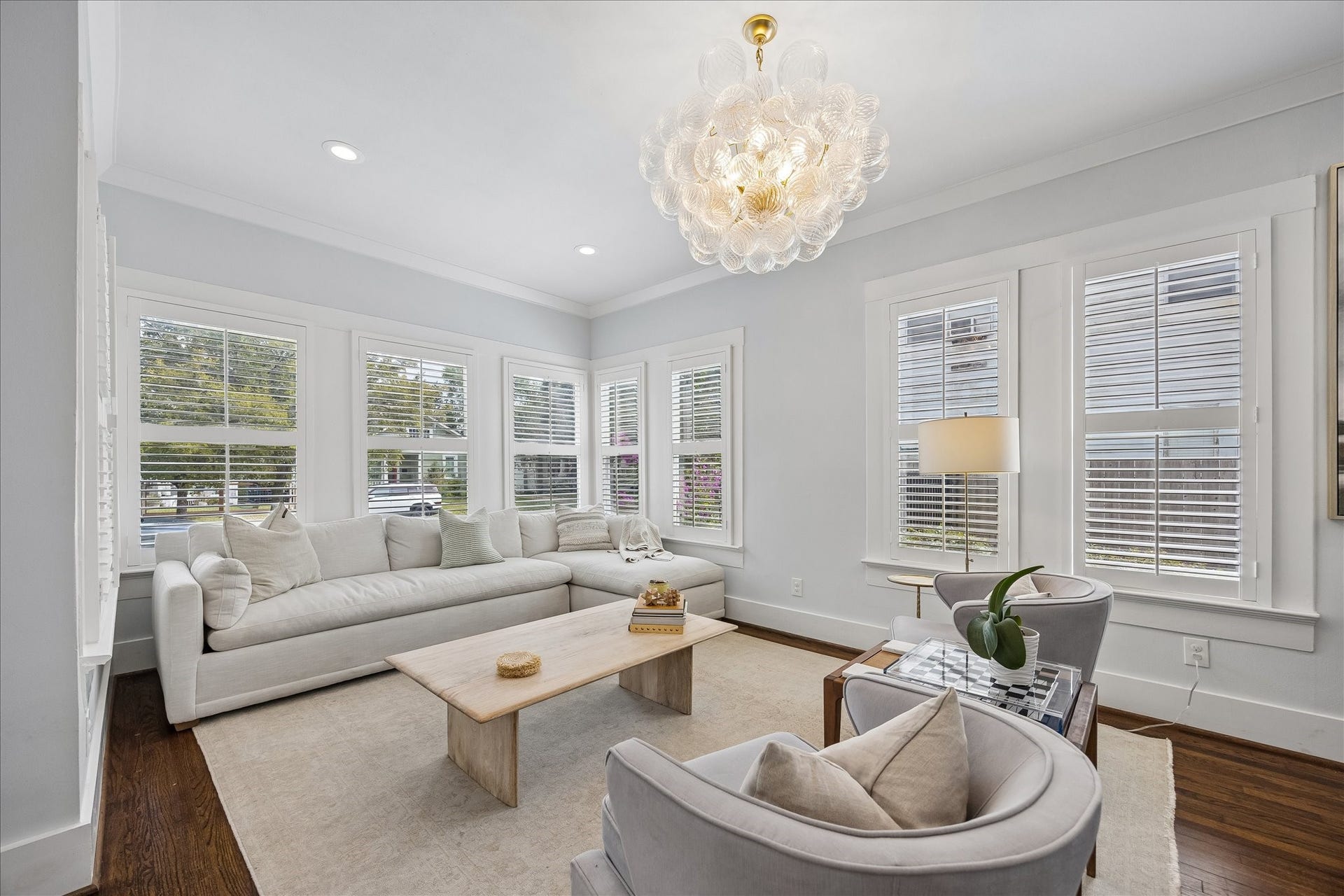 1221 Columbia Street, Houston, TX 77008 Immediately past the entry is a spacious living room looking out on Columbia St. The stunning chandelier is one of the many upgrades the current sellers have installed.