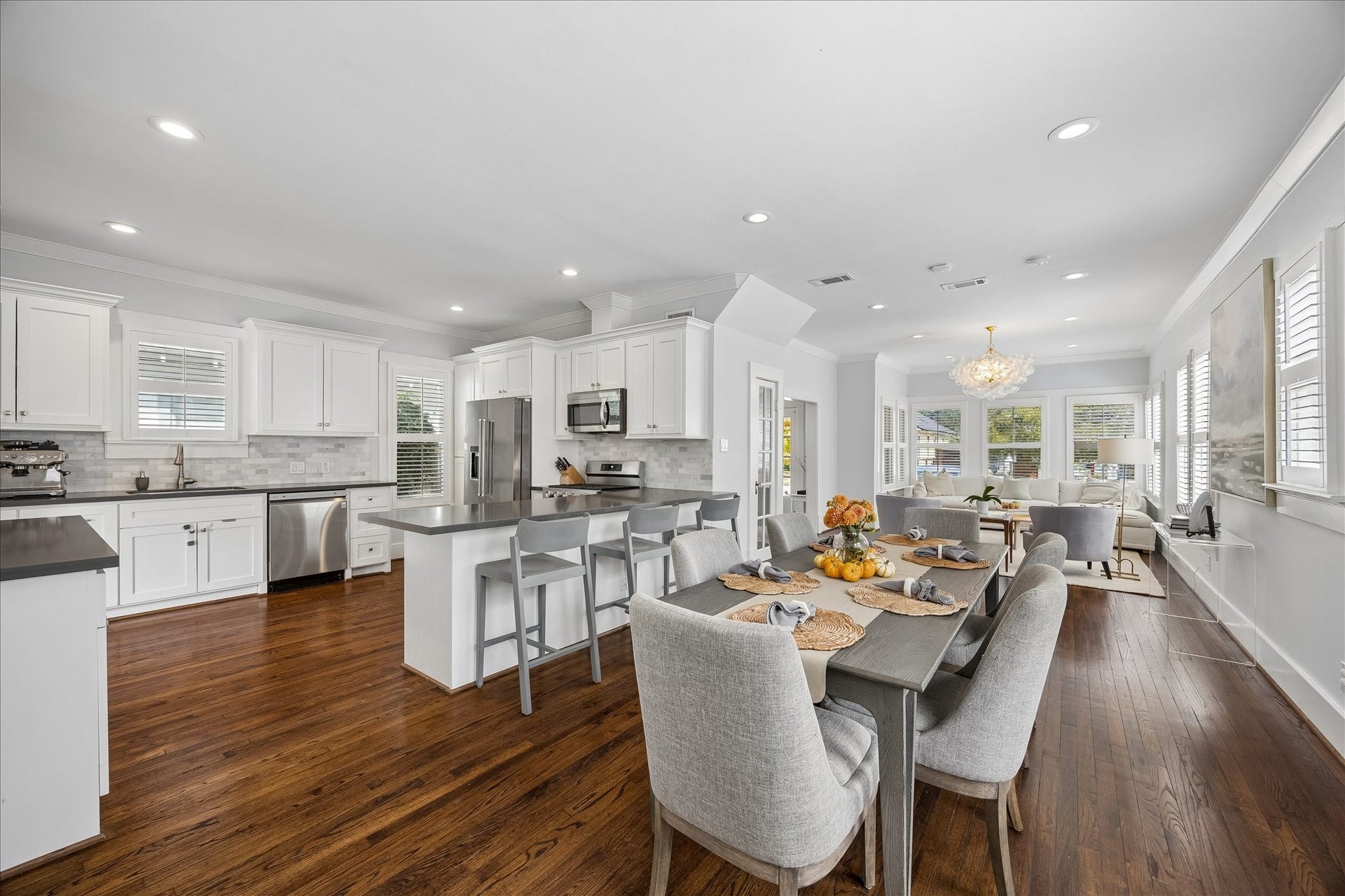 1221 Columbia Street, Houston, TX 77008 The true heart of the home, the bright kitchen offers an informal place to eat or work.