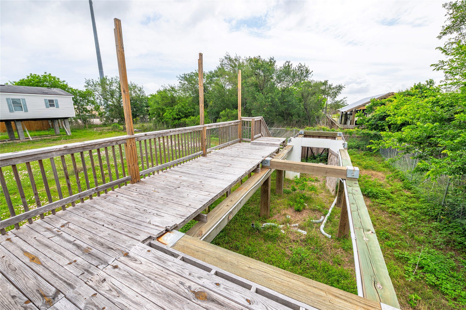441-443 16th Street, San Leon, TX 77539 Semi constructed deck