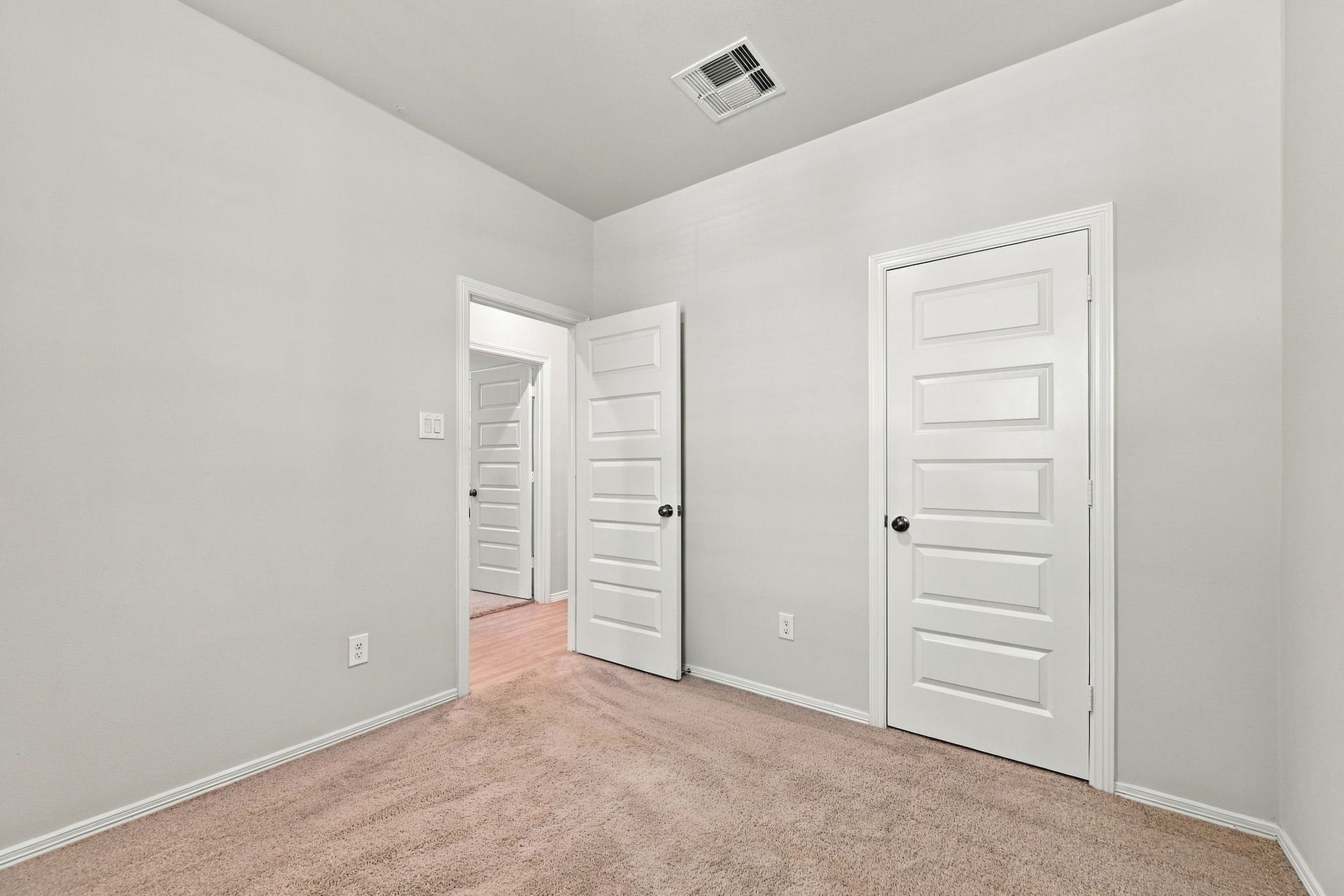 5702 Fresh View Court, Katy, TX 77493 A convenient closet provides dedicated storage, while classic white paneled doors & coordinating trim add a polished finishing touch. The room's functional layout & soft neutral palette make it easy to incorporate a variety of furniture arrangements & decorative styles.