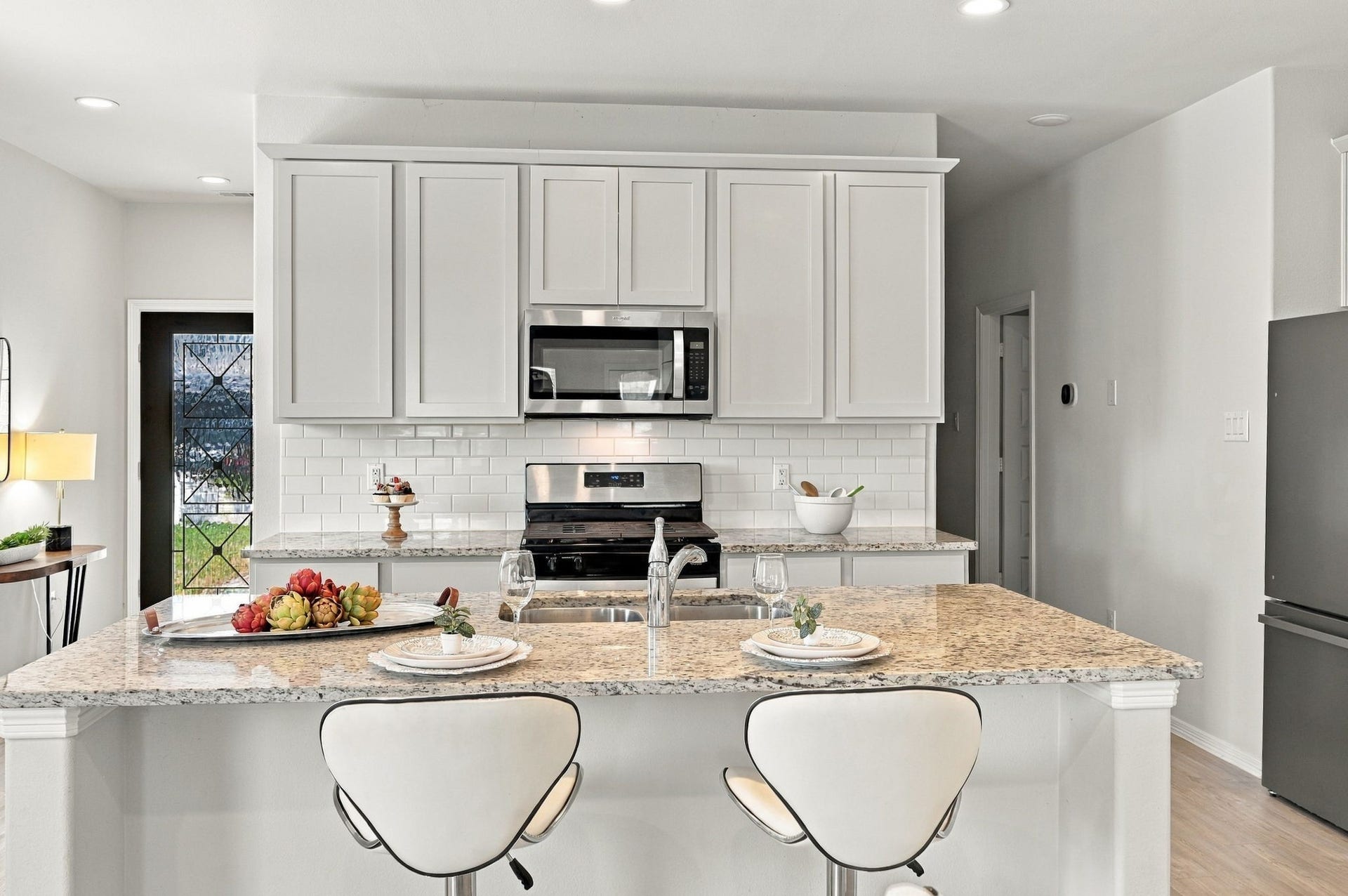 5702 Fresh View Court, Katy, TX 77493 The impressive granite-topped island serves as a stunning centerpiece, offering an expansive preparation surface & extended breakfast bar with seating. Surrounded by elegant cabinetry, stainless steel appliances, & recessed lighting, this thoughtfully arranged kitchen makes cooking, serving, & gathering feel effortless.