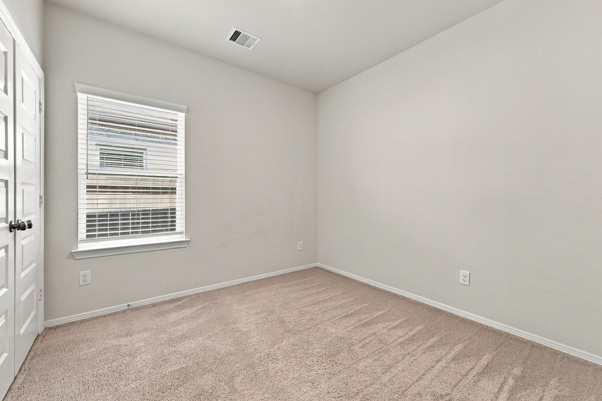 5702 Fresh View Court, Katy, TX 77493 Bright & versatile, this secondary bedroom features a high ceiling, comfortable carpeting, & crisp white trim. A large window with blinds brings in natural light, while the neutral interior offers a beautiful blank canvas for a guest bedroom, nursery, or personalized living space.