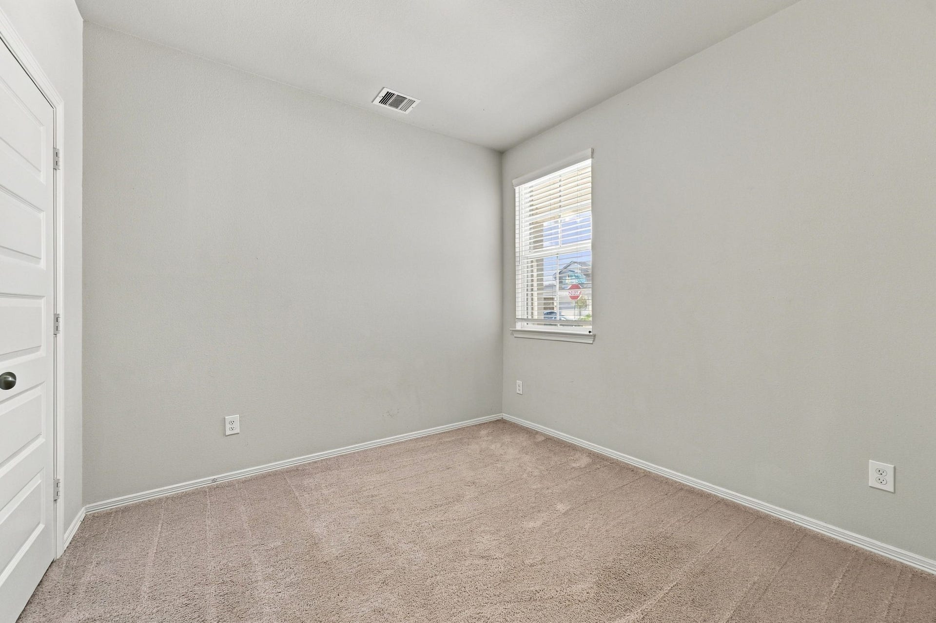 5702 Fresh View Court, Katy, TX 77493 Offering wonderful versatility, this additional bedroom features high ceilings, neutral carpeting, & a window that brightens the interior. Whether furnished as a traditional bedroom or adapted to suit a different purpose, the space offers plenty of opportunities for personalization.