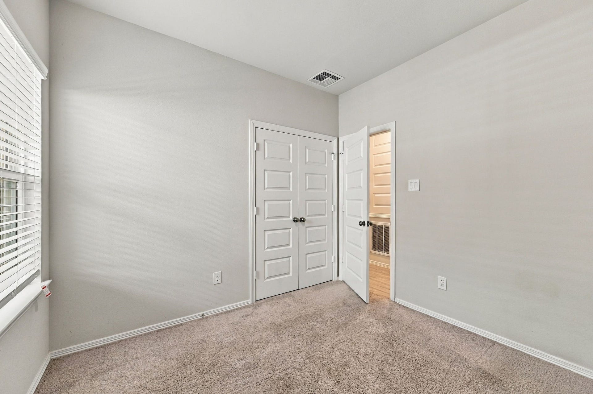 5702 Fresh View Court, Katy, TX 77493 High ceilings lend an open feel to this secondary bedroom, while the neutral walls & comfortable carpeting create an inviting foundation. With a dedicated closet & flexible floor space, this room can easily be arranged as a bedroom, home office, or nursery to suit your needs.