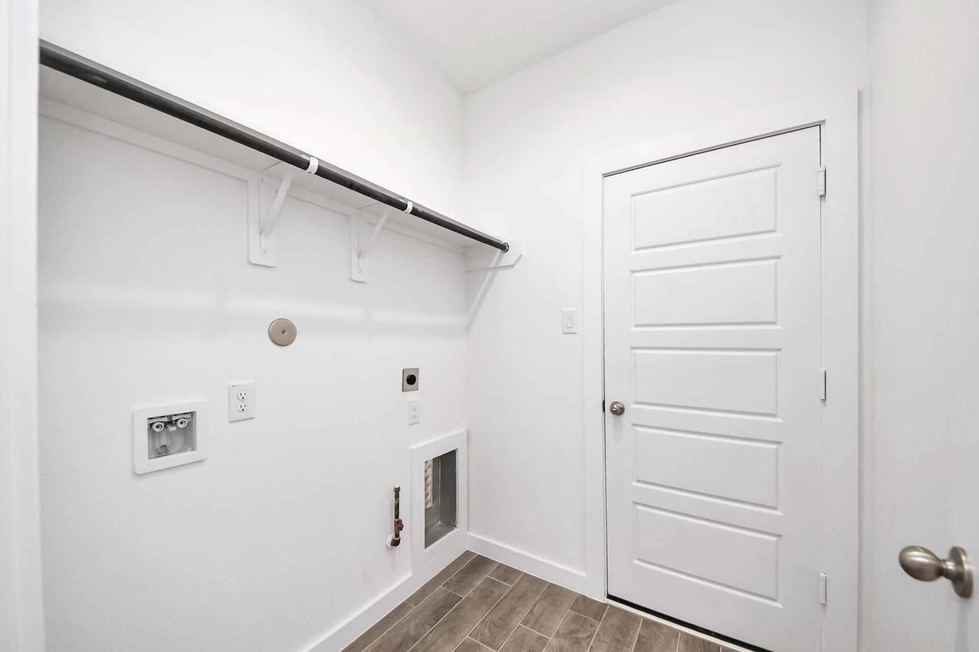 26395 Viva Drive, Magnolia, TX 77355 A perfect blend of functionality and comfort. Capture the essence of easy living with a first-floor laundry room, thoughtfully equipped with shelving for effortless organization. Both electric and gas connections available.
