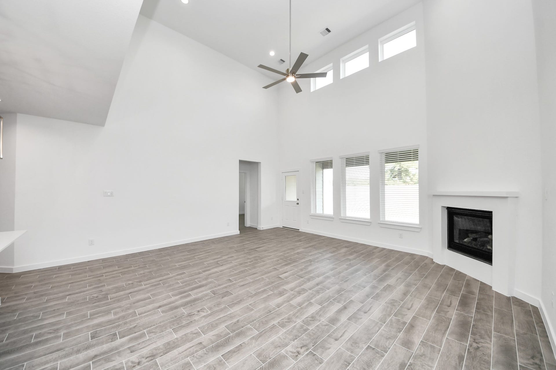 26395 Viva Drive, Magnolia, TX 77355 Welcome family and guests to your charming living room! With its high ceilings, recessed lighting, ceiling fan, custom paint, beautiful flooring, and large windows that let in abundant natural light, this room is perfect for gatherings.