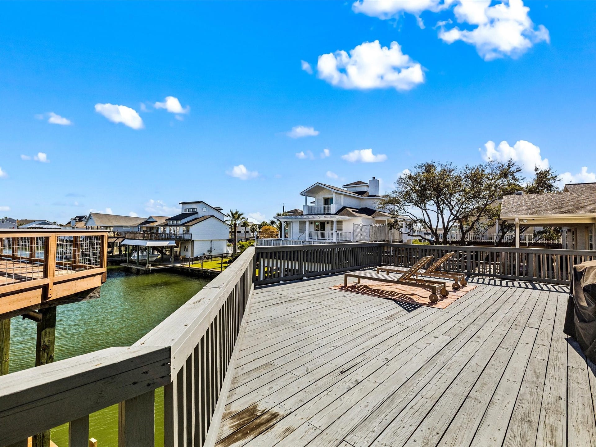 334 Paradise Drive, Tiki Island, TX 77554 334 Paradise Drive, Tiki Island, TX 77554