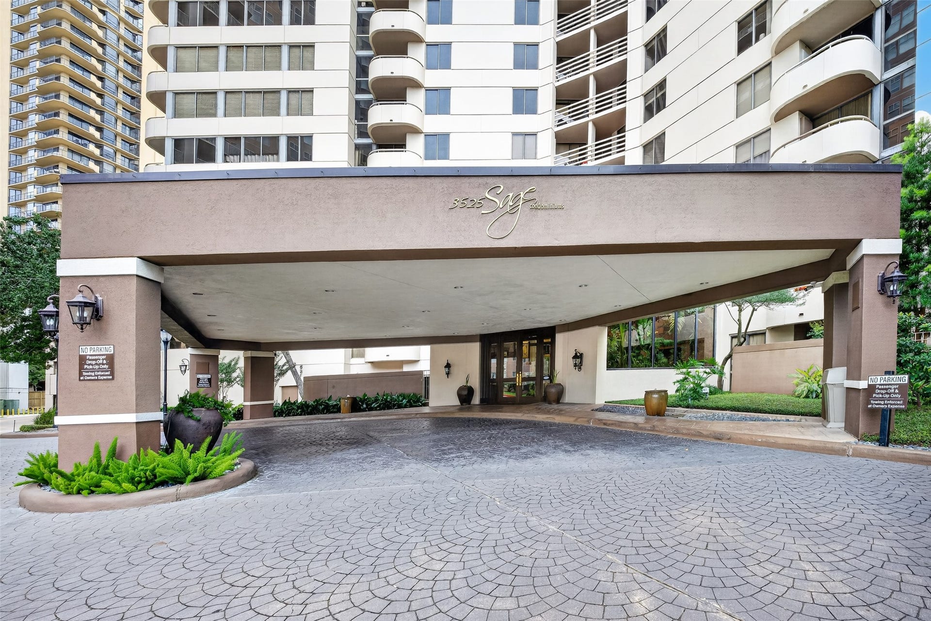 3525 Sage Road, #704, Houston, TX 77056 Covered area for drop off and additional guest parking