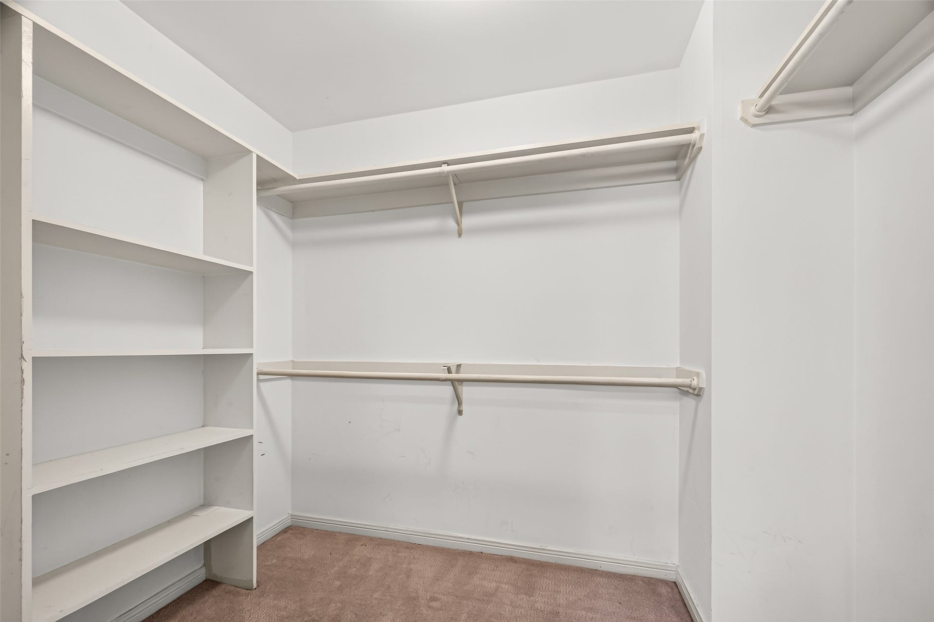 3525 Sage Road, #704, Houston, TX 77056 Spacious walk in closet in primary bedroom