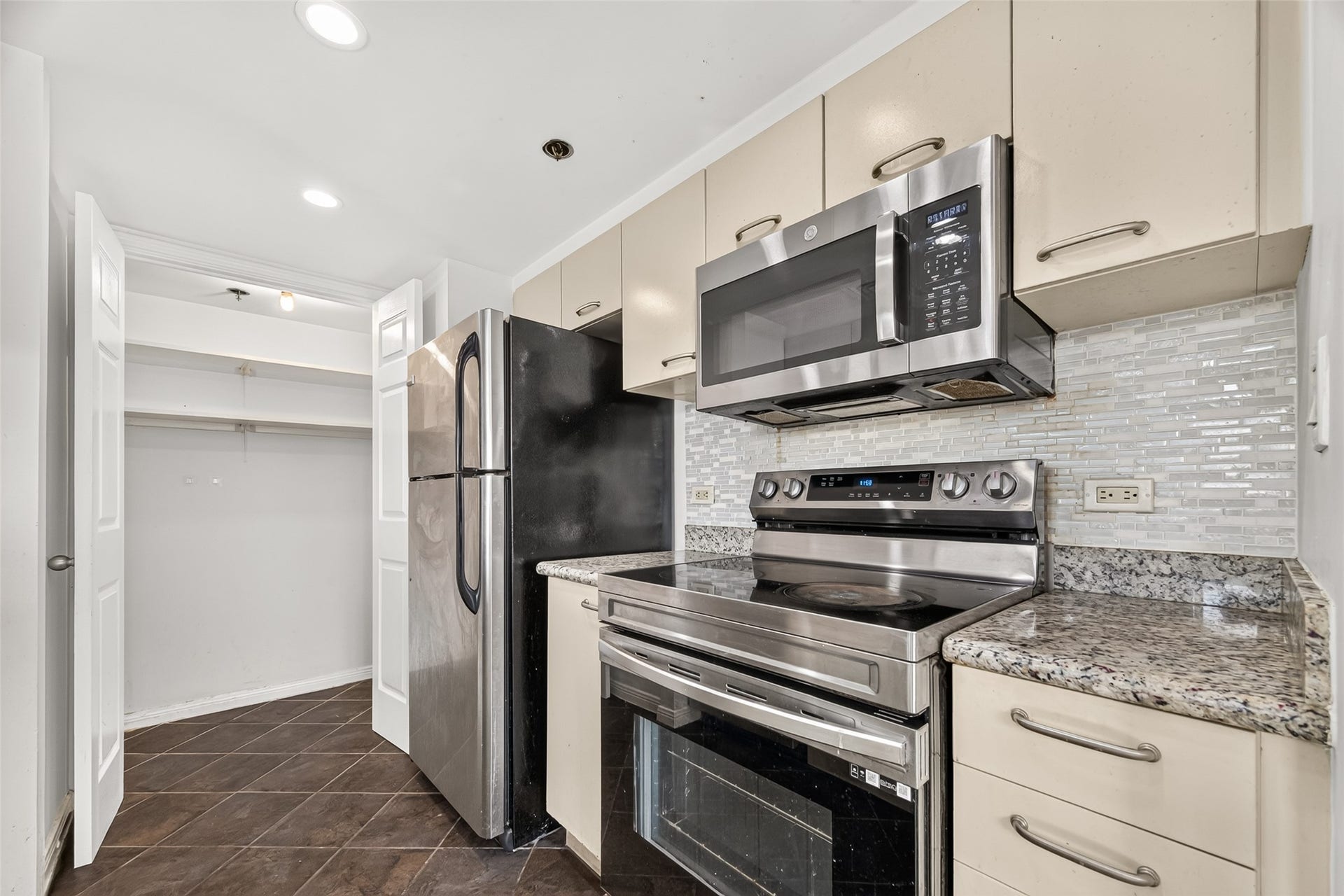 3525 Sage Road, #704, Houston, TX 77056 3525 Sage Road, #704, Houston, TX 77056