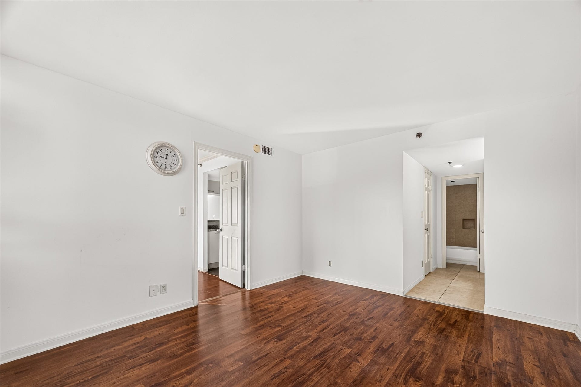 3525 Sage Road, #704, Houston, TX 77056 View of primary bedroom & full primary bathroom with walk in closet