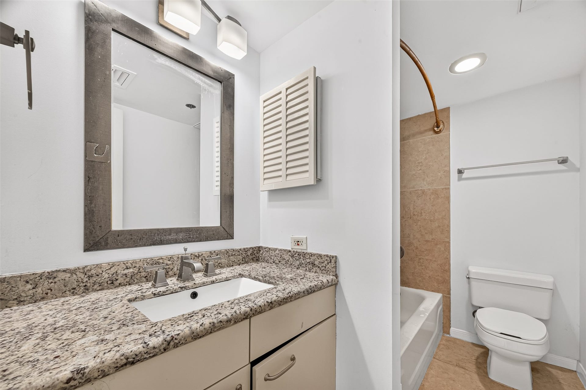 3525 Sage Road, #704, Houston, TX 77056 Full bathroom located to your left as you enter the condo
