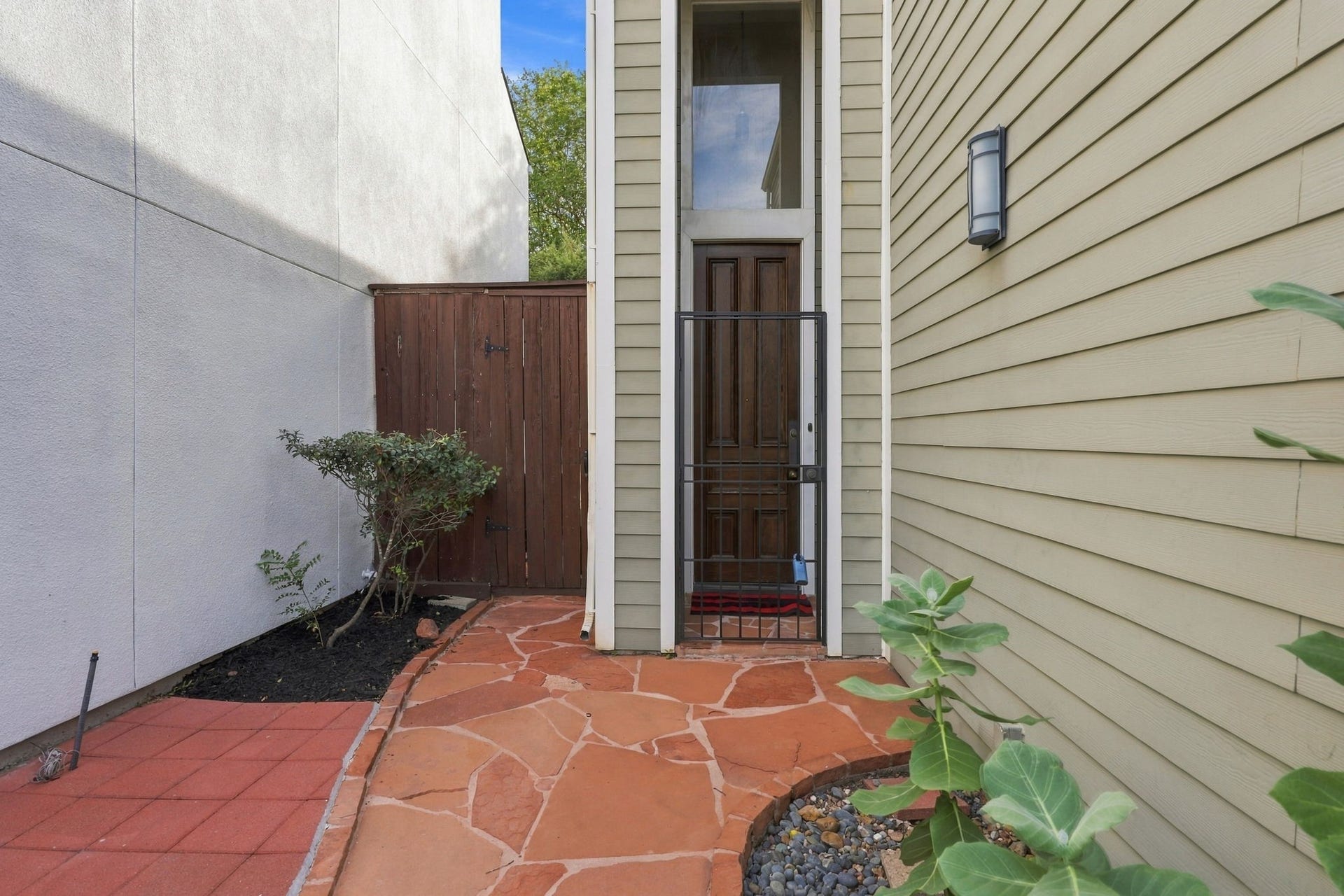 6205 Westcott Street, Houston, TX 77007 Entryway to front door.