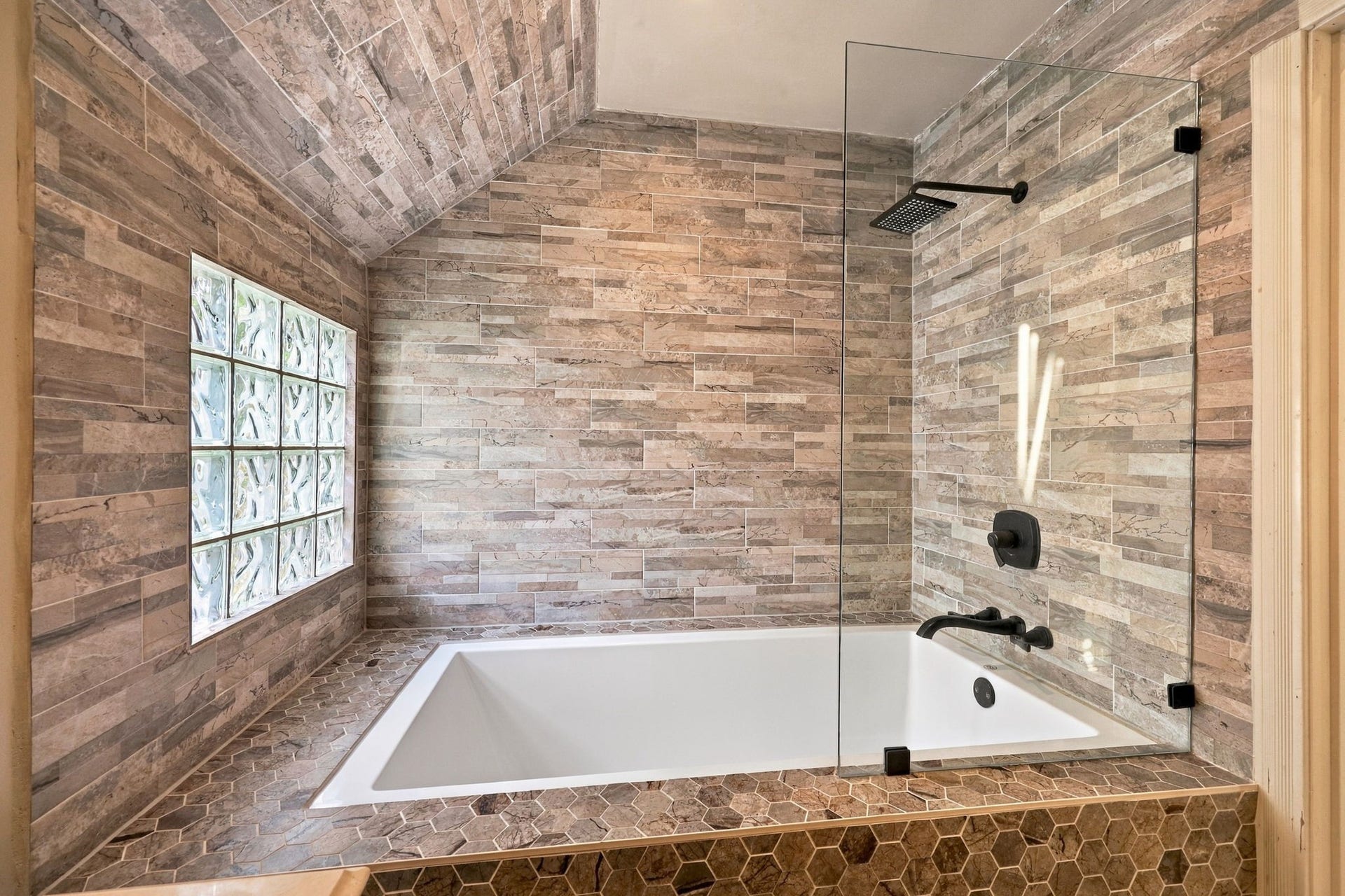 6205 Westcott Street, Houston, TX 77007 2nd Floor: Primary Bathroom