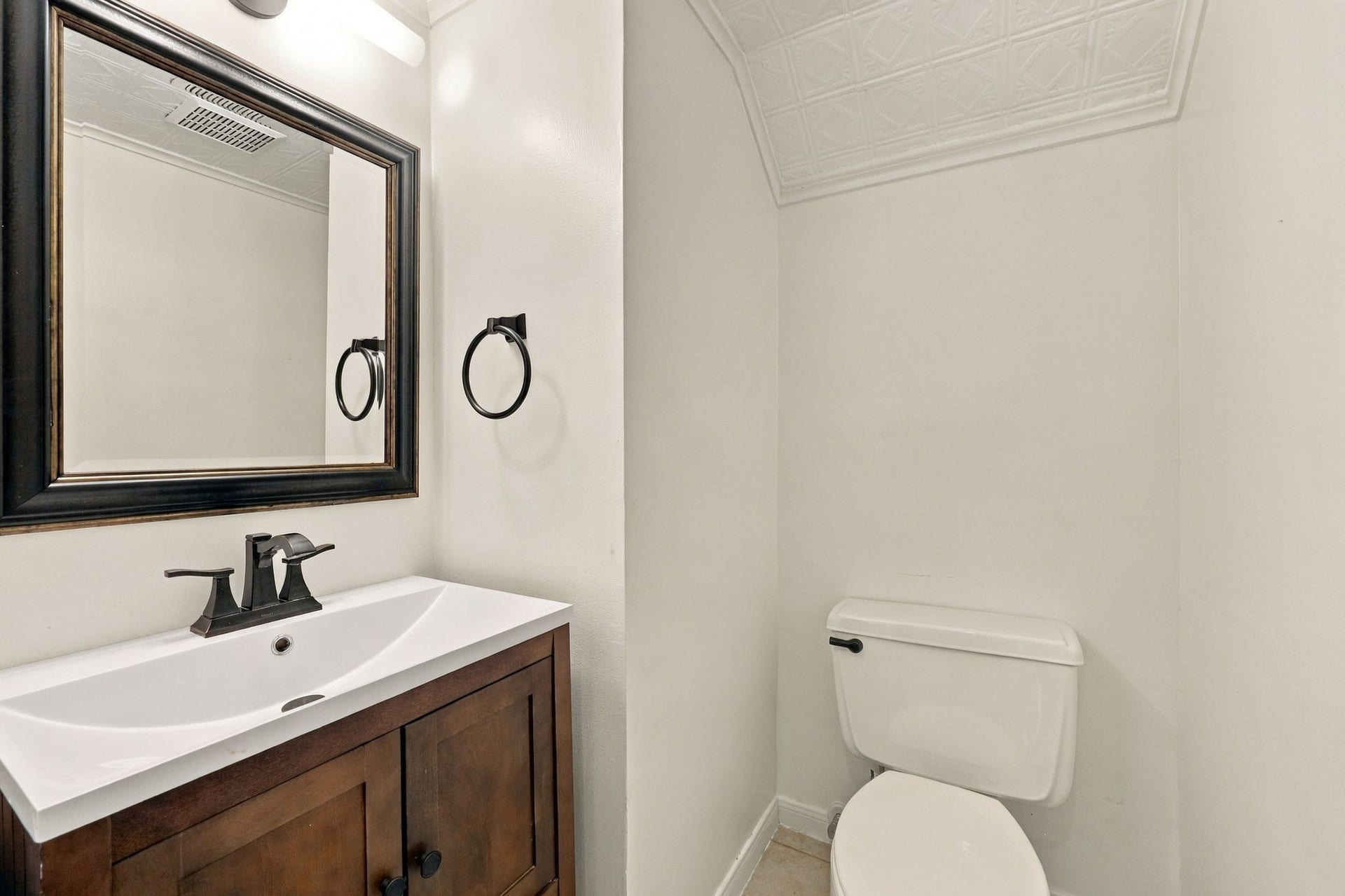 6205 Westcott Street, Houston, TX 77007 1st Floor: Half Bath.
