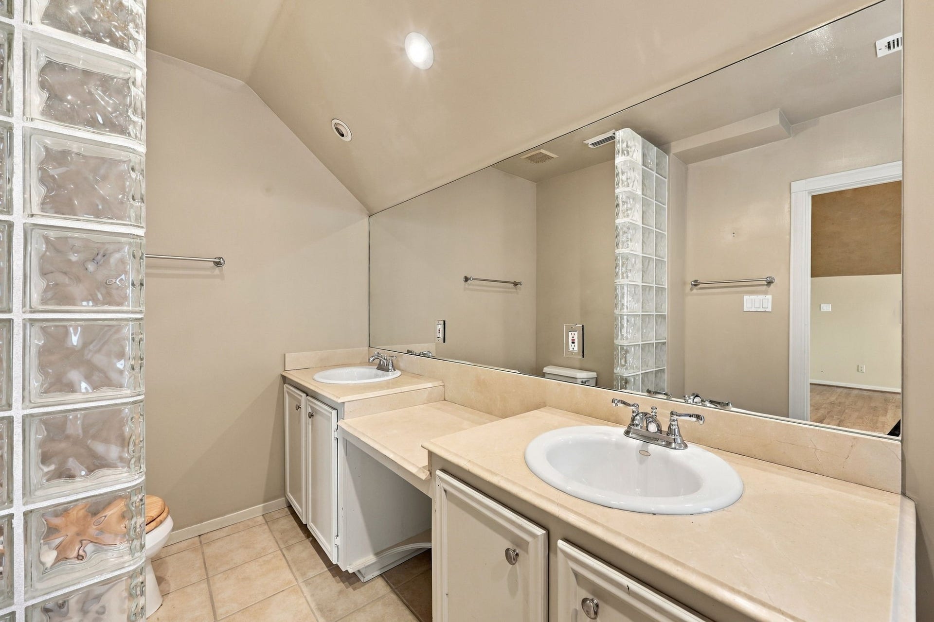 6205 Westcott Street, Houston, TX 77007 2nd Floor: Primary Bathroom