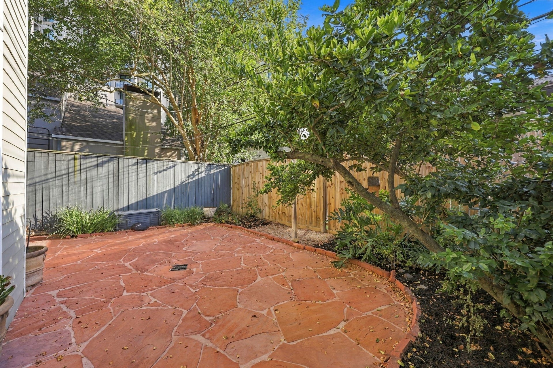 6205 Westcott Street, Houston, TX 77007 Oversized backyard.