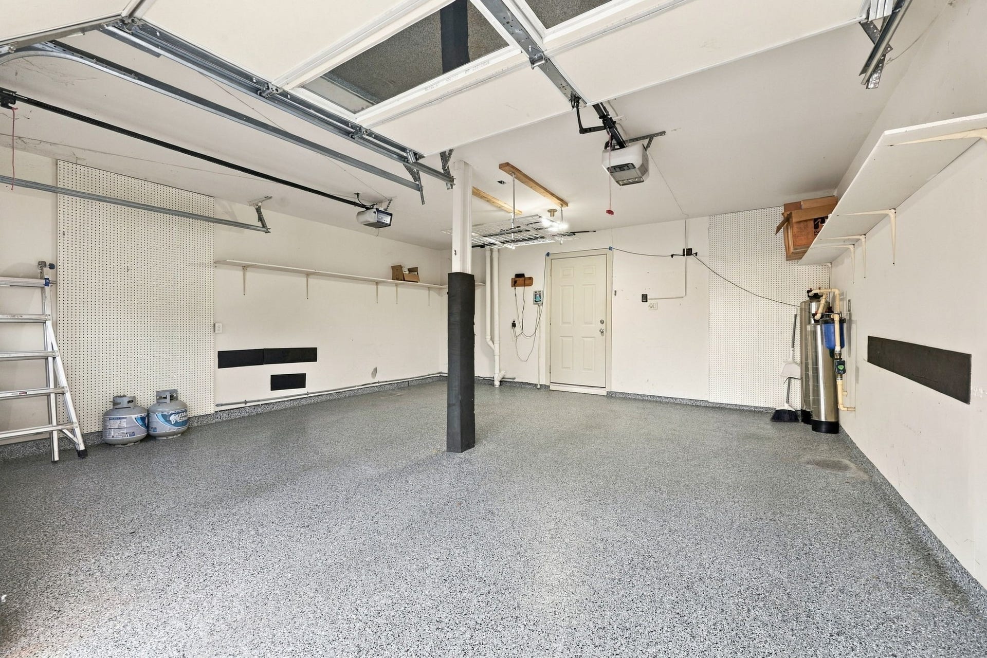 6205 Westcott Street, Houston, TX 77007 Garage