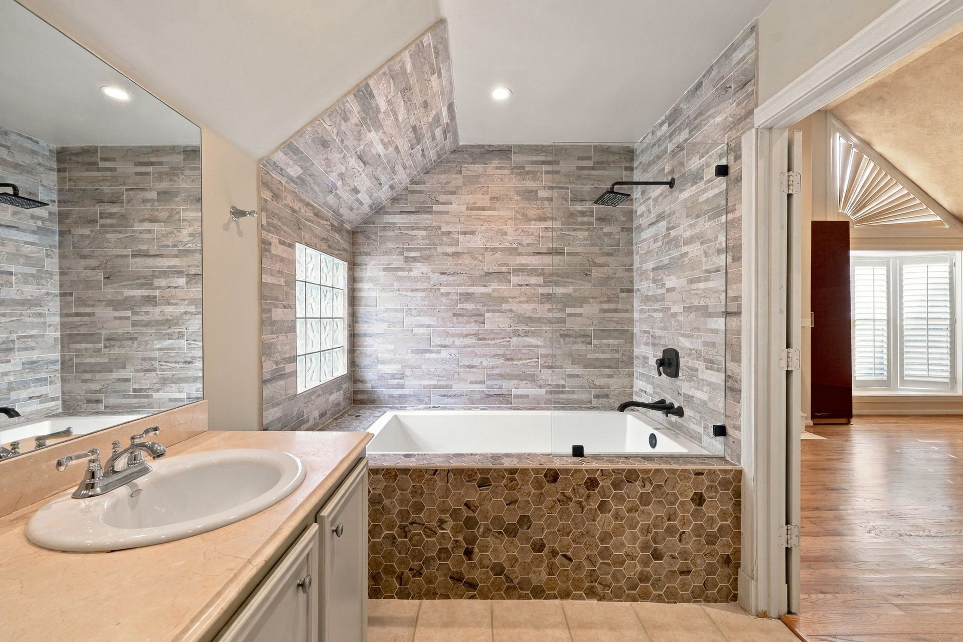 6205 Westcott Street, Houston, TX 77007 2nd Floor: Primary Bathroom