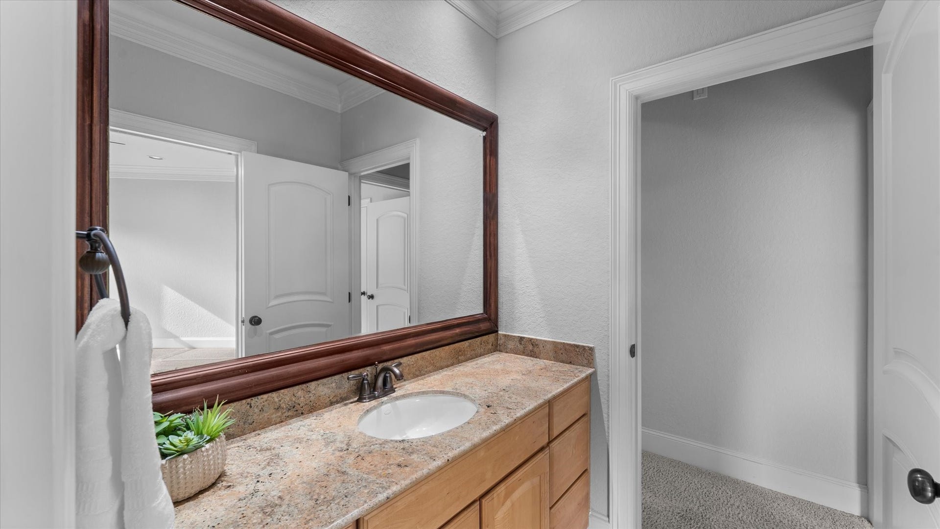 19182 Grandview Point, Montgomery, TX 77356 This is the sink area for the first upstairs bedroom. Not shown is the tub and toilet area.