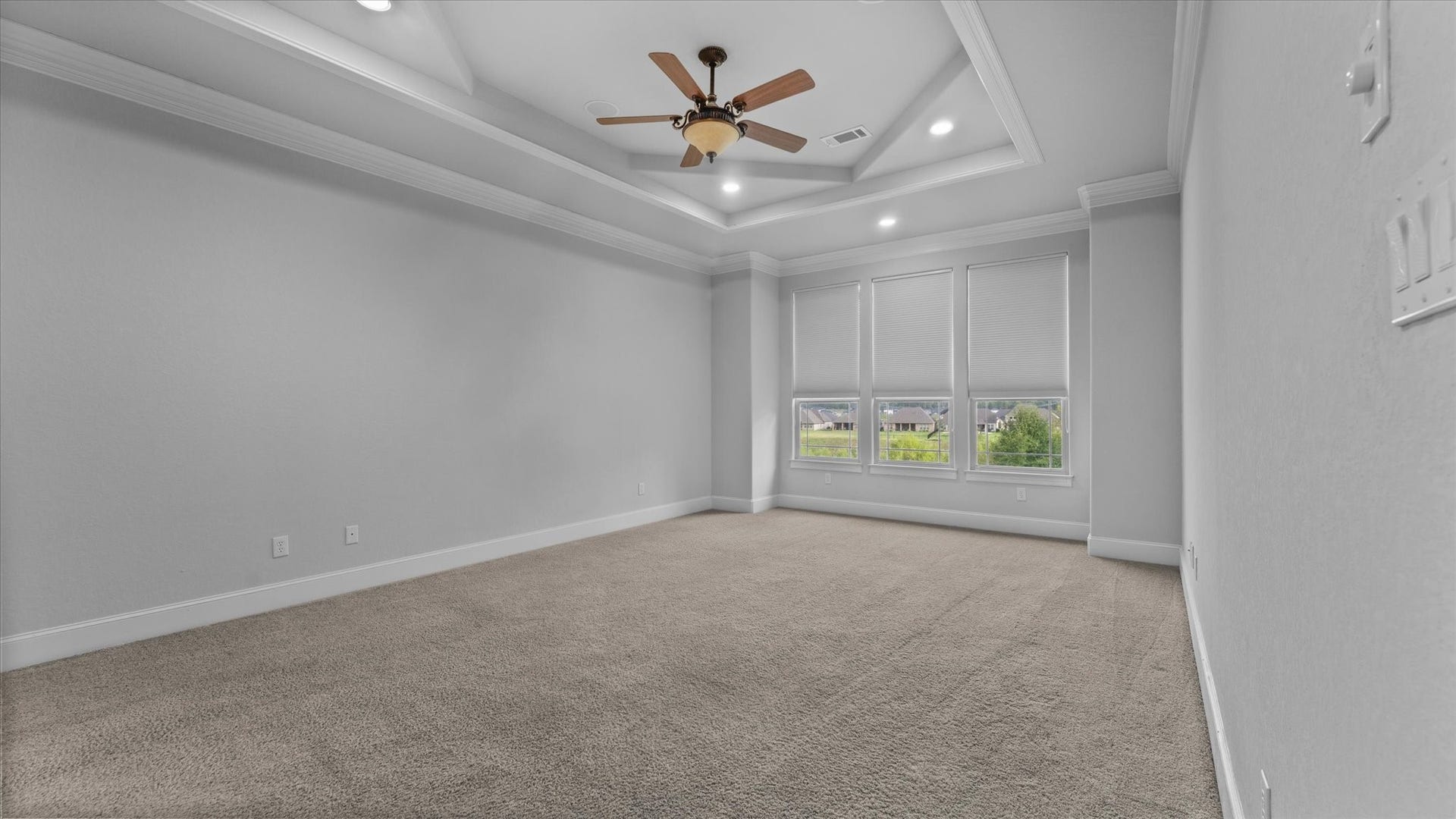 19182 Grandview Point, Montgomery, TX 77356 Large primary room off the living room.