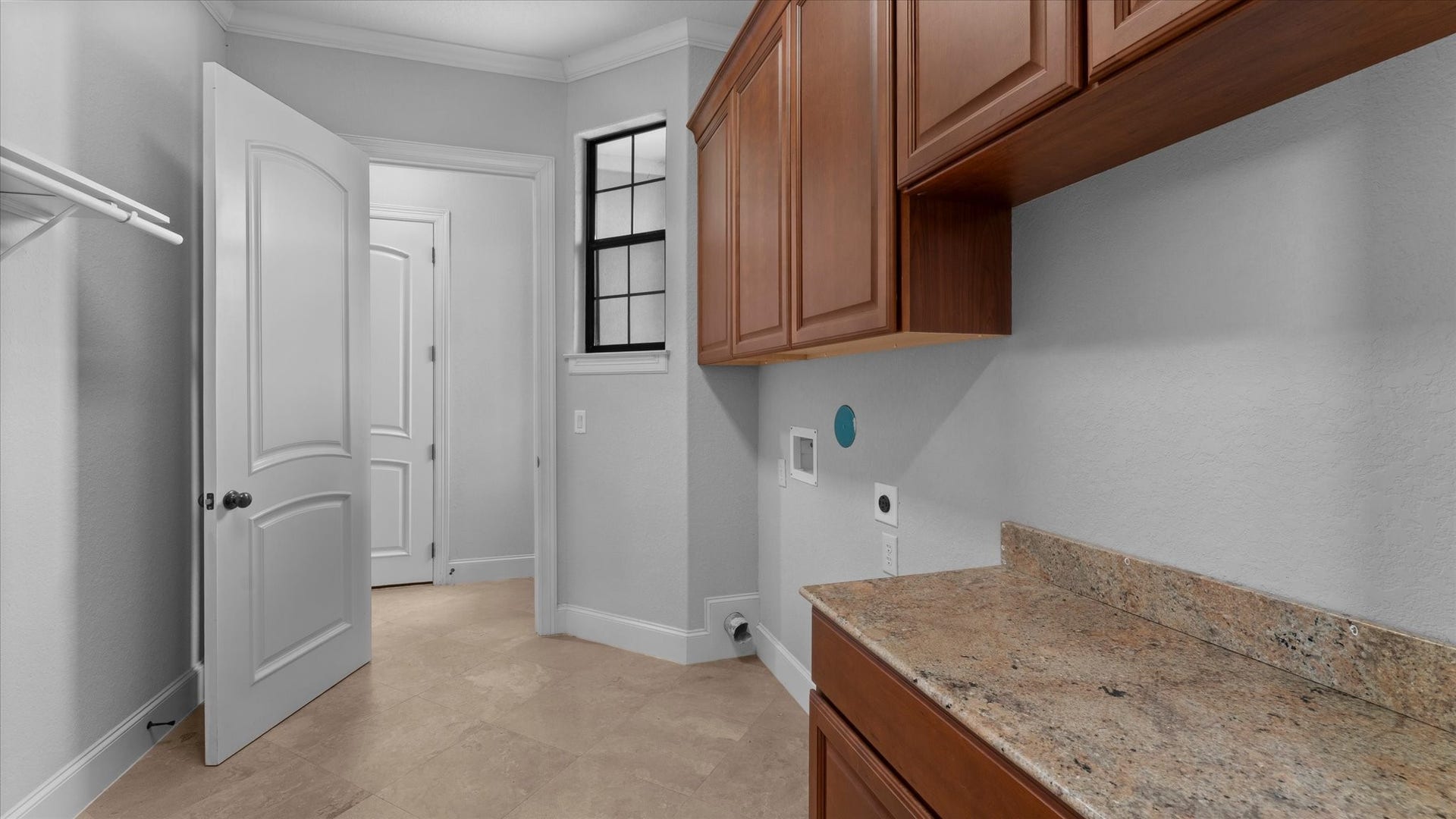 19182 Grandview Point, Montgomery, TX 77356 The laundry room is located on the first floor.