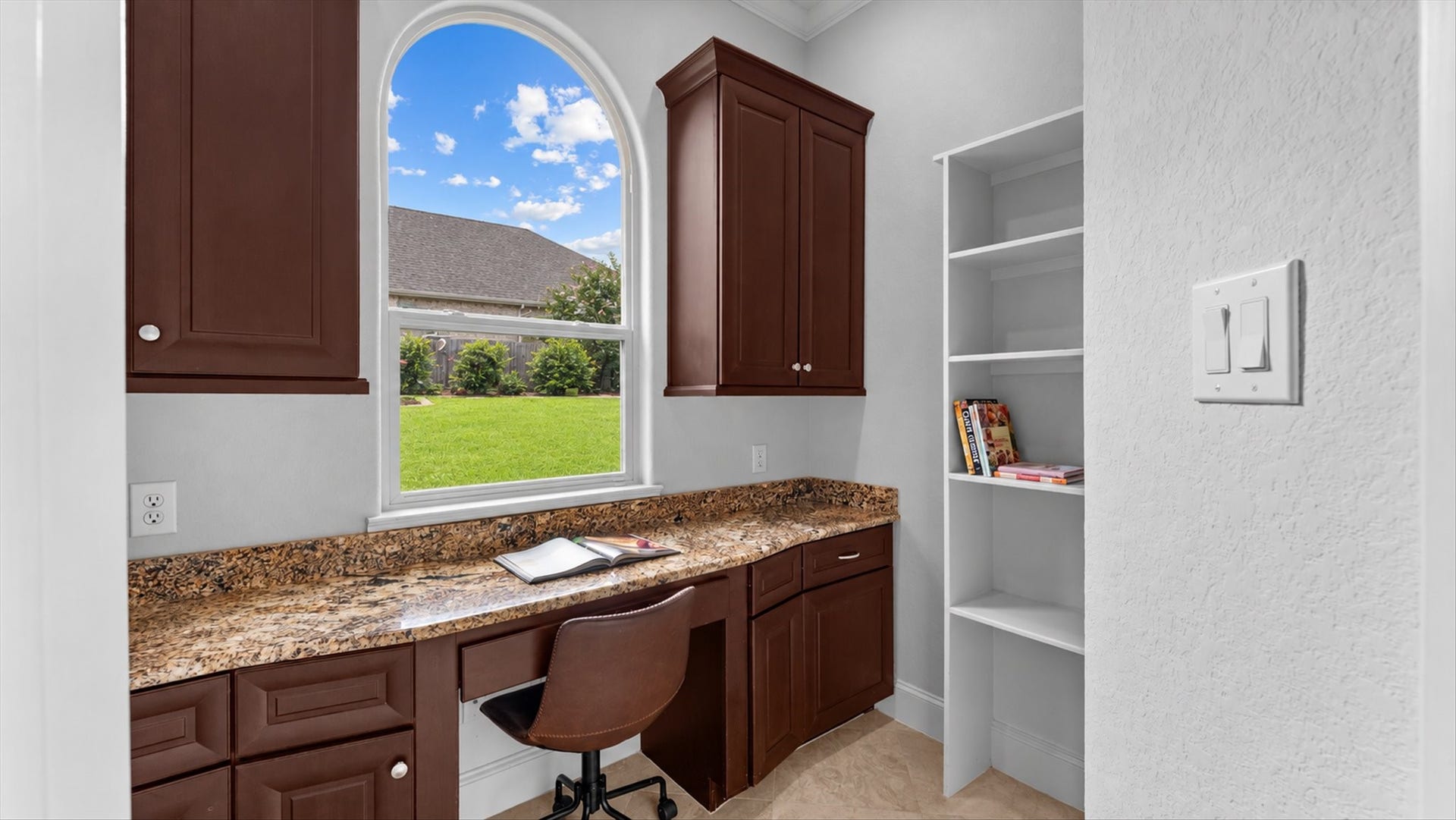 19182 Grandview Point, Montgomery, TX 77356 Impressive walk-in pantry off the kitchen.