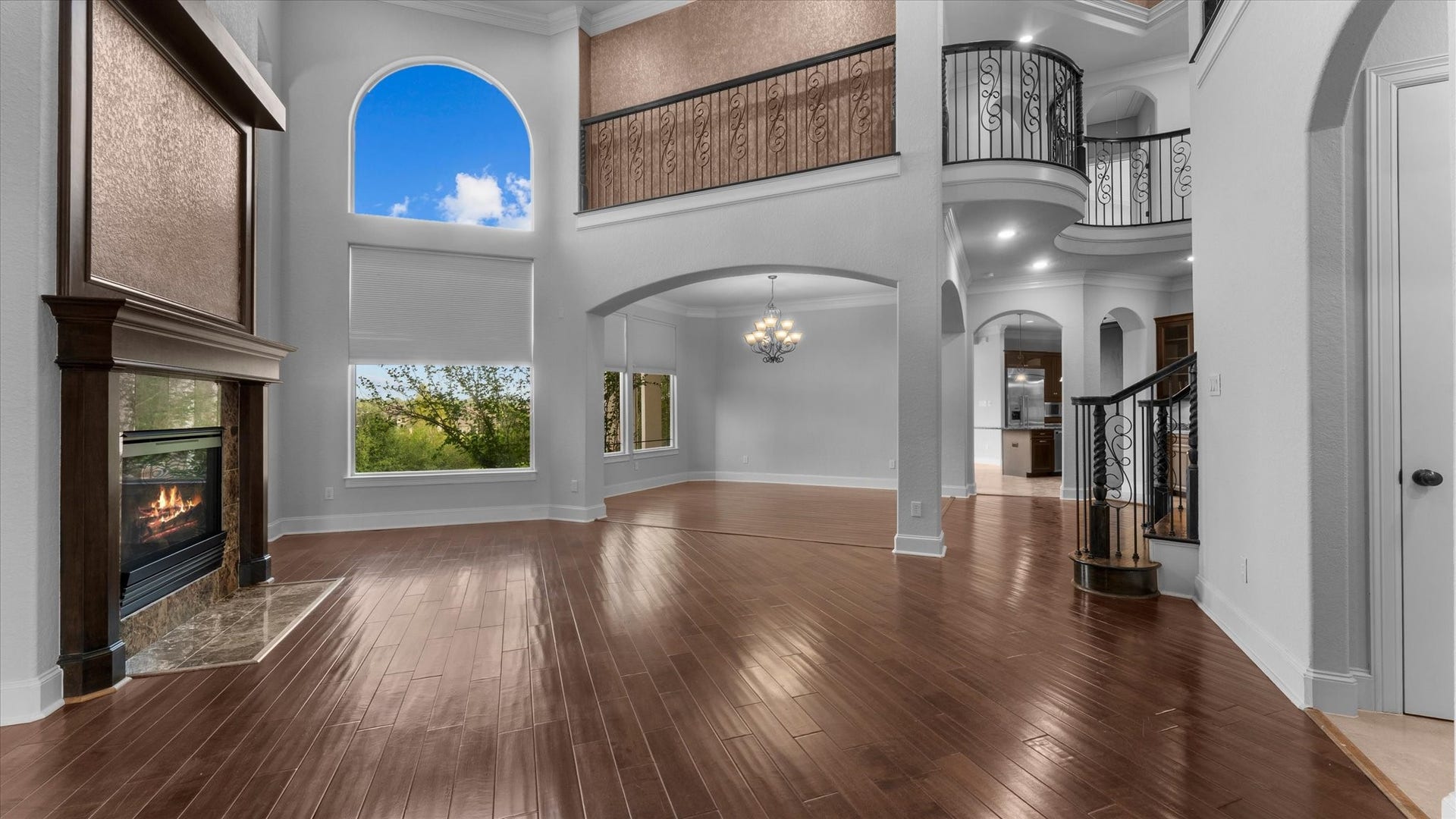 19182 Grandview Point, Montgomery, TX 77356 The living room is impressive with soaring ceilings.
