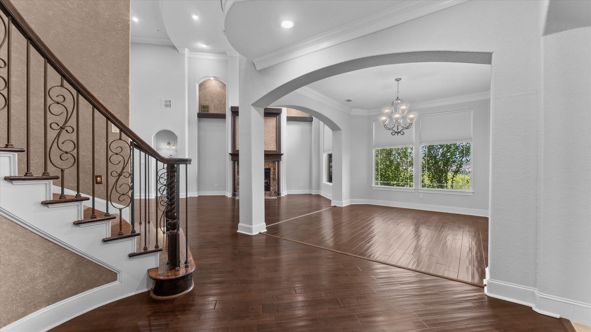 19182 Grandview Point, Montgomery, TX 77356 Looking at the dining room.