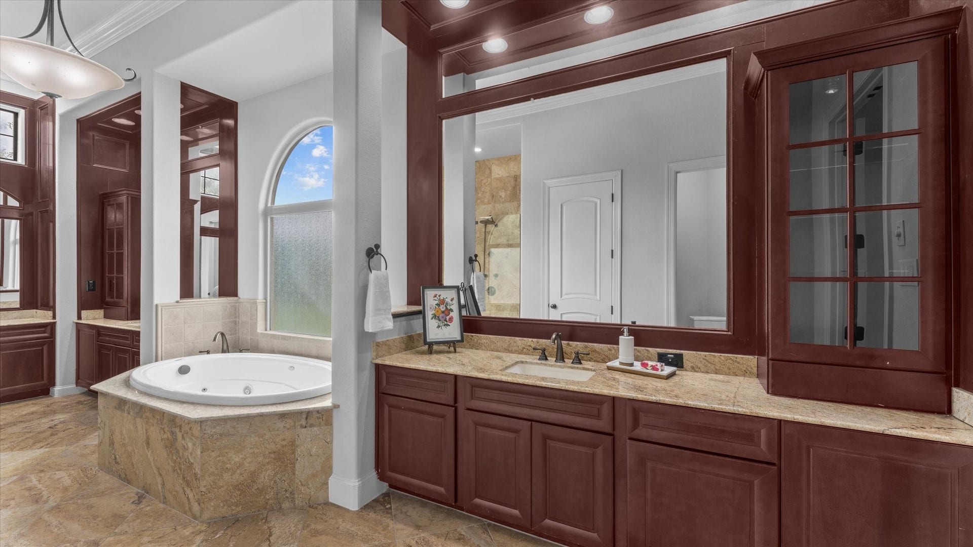 19182 Grandview Point, Montgomery, TX 77356 This incredible bathroom has a jetted tub and separate shower. The bathroom also has two massive walk-in closets.