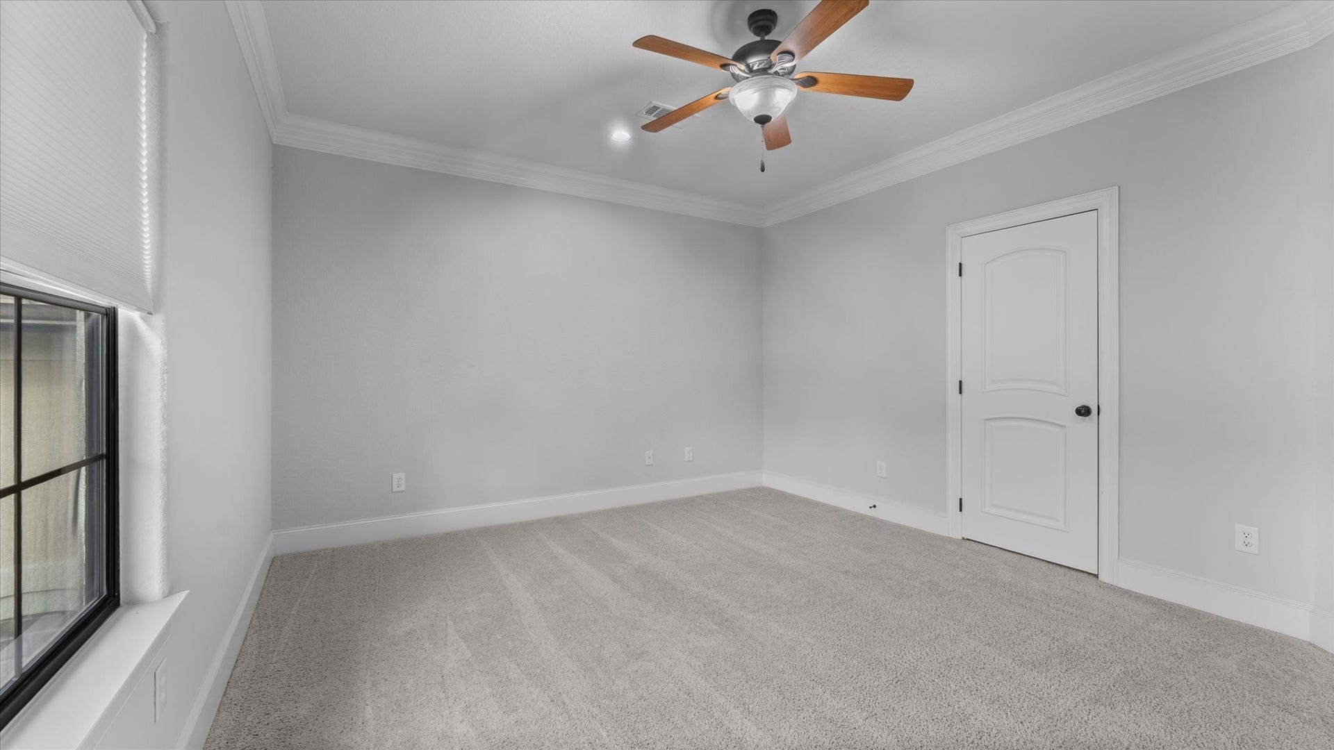 19182 Grandview Point, Montgomery, TX 77356 3rd bedroom upstairs. It has its own en-suite bathroom.