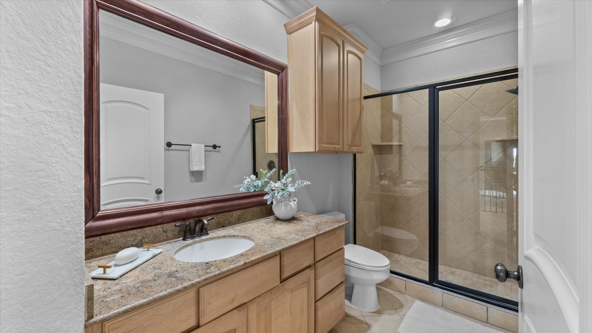 19182 Grandview Point, Montgomery, TX 77356 Full en-suite bathroom with shower attached to the 3rd upstairs bedroom.