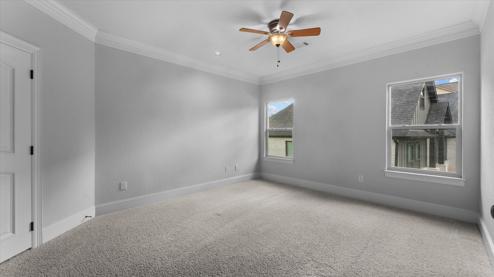 19182 Grandview Point, Montgomery, TX 77356 First upstairs bedroom located straight up the stairs. Attached bath is a jack and jill.
