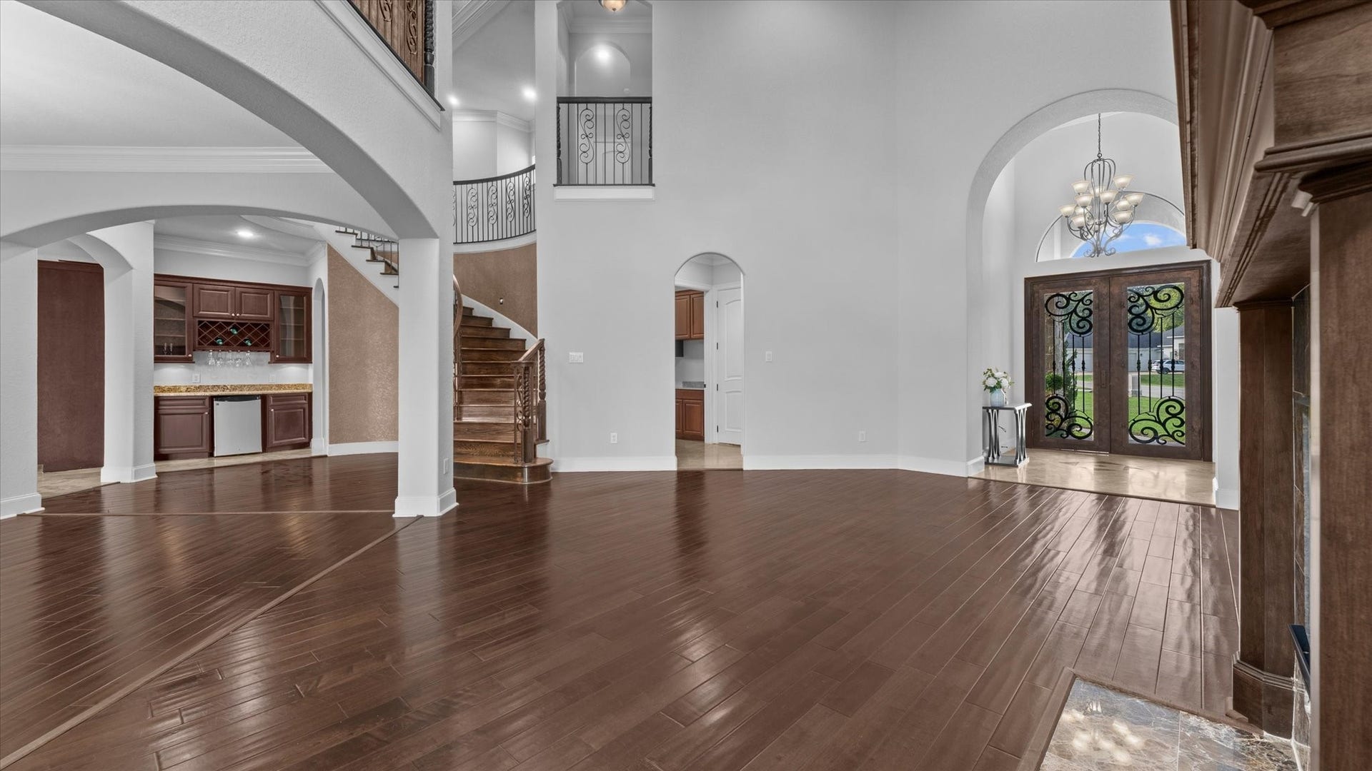 19182 Grandview Point, Montgomery, TX 77356 Immaculate wood floors. Living room opens to the dining room on the left. Straight ahead is the powder bath and then the hallway leads to the laundry room.