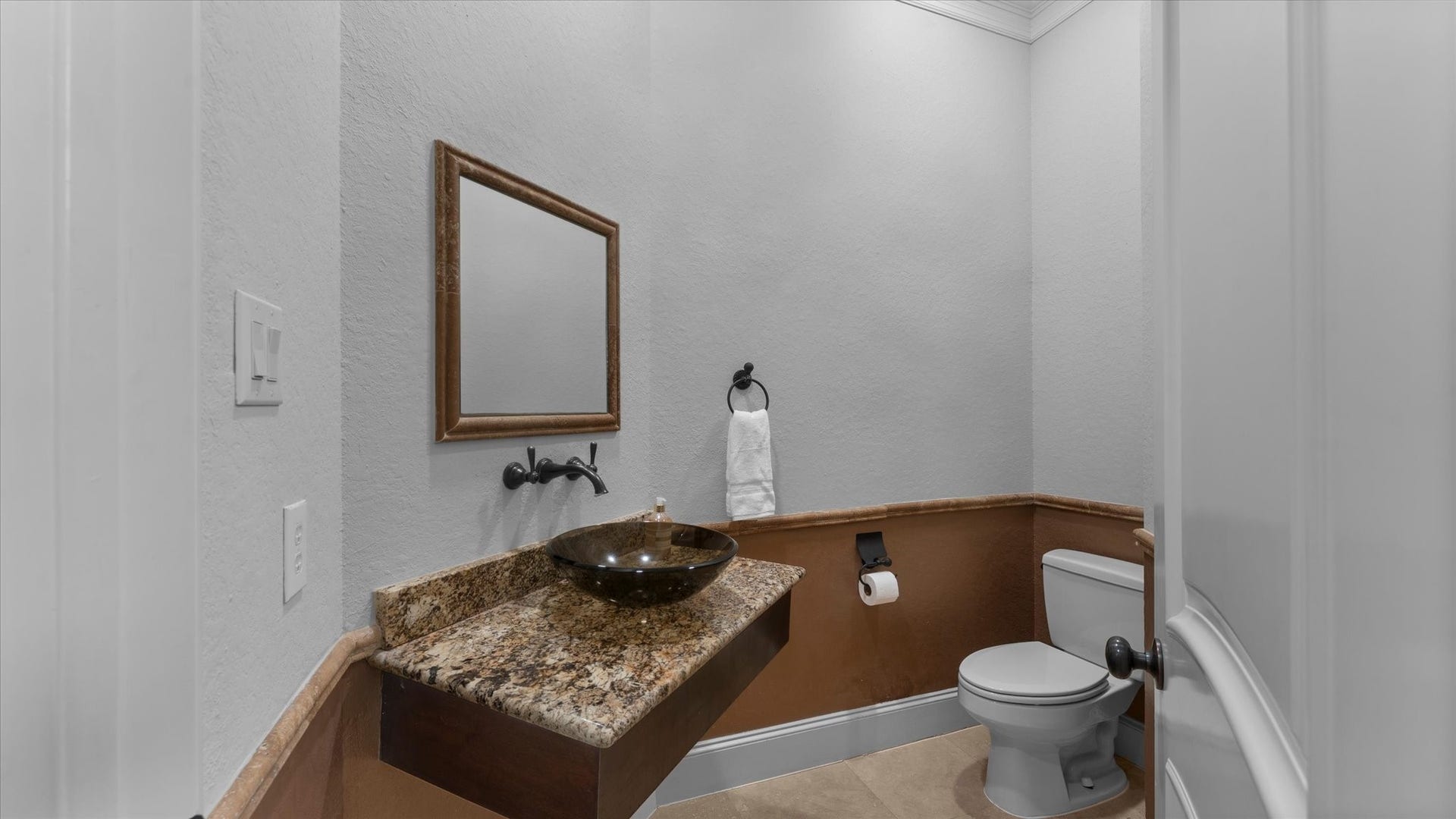19182 Grandview Point, Montgomery, TX 77356 The downstairs powder bath.