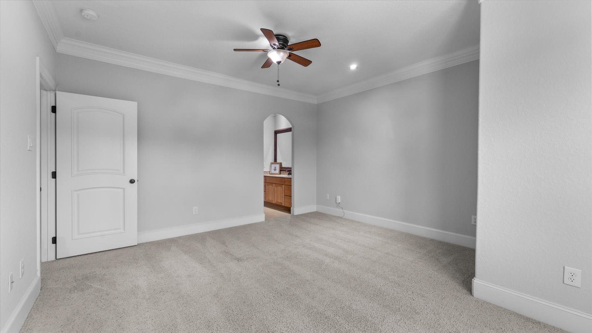 19182 Grandview Point, Montgomery, TX 77356 2nd bedroom upstairs. Attached is a jack and jill bathroom.