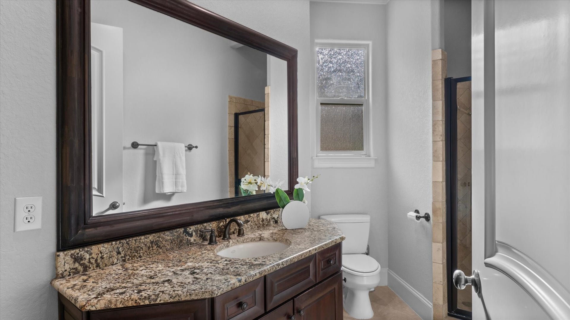 19182 Grandview Point, Montgomery, TX 77356 Downstairs en-suite bathroom for the downstairs guest room. It is located off the family room.