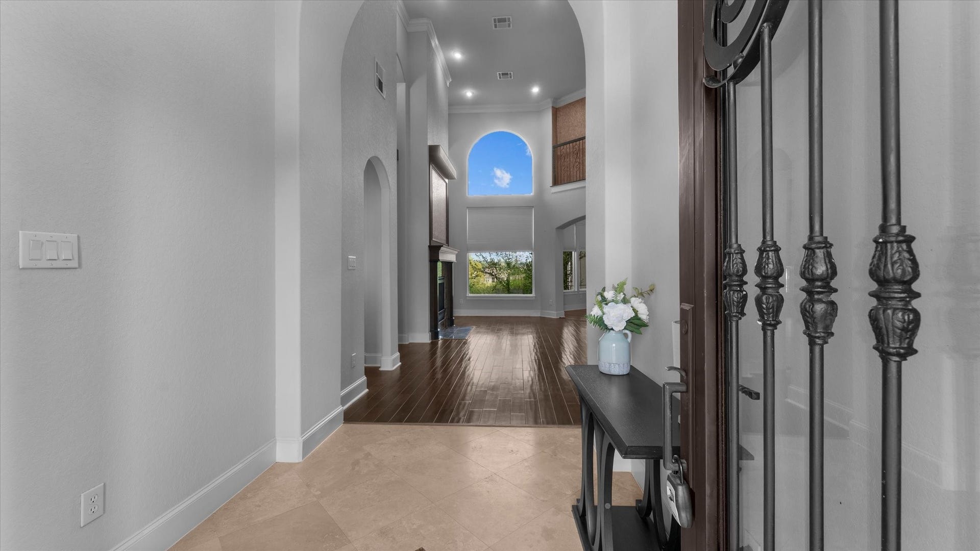 19182 Grandview Point, Montgomery, TX 77356 Entering the home through the travertine floored foyer, looking into the living room.