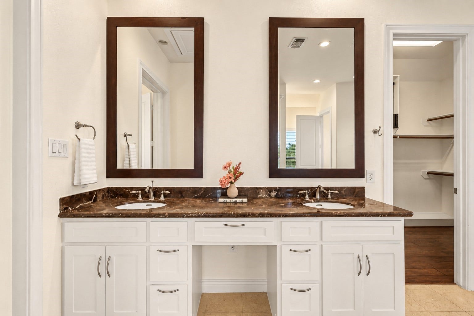 1102 Sherwood Run, Houston, TX 77043
