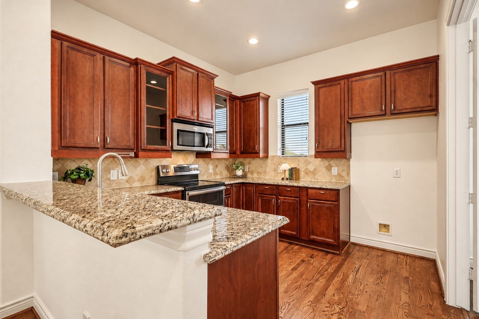 1102 Sherwood Run, Houston, TX 77043