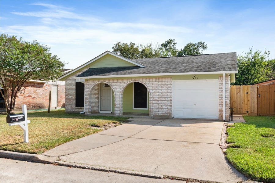 Property photo for 1422 Kappa Street, Pasadena, TX
