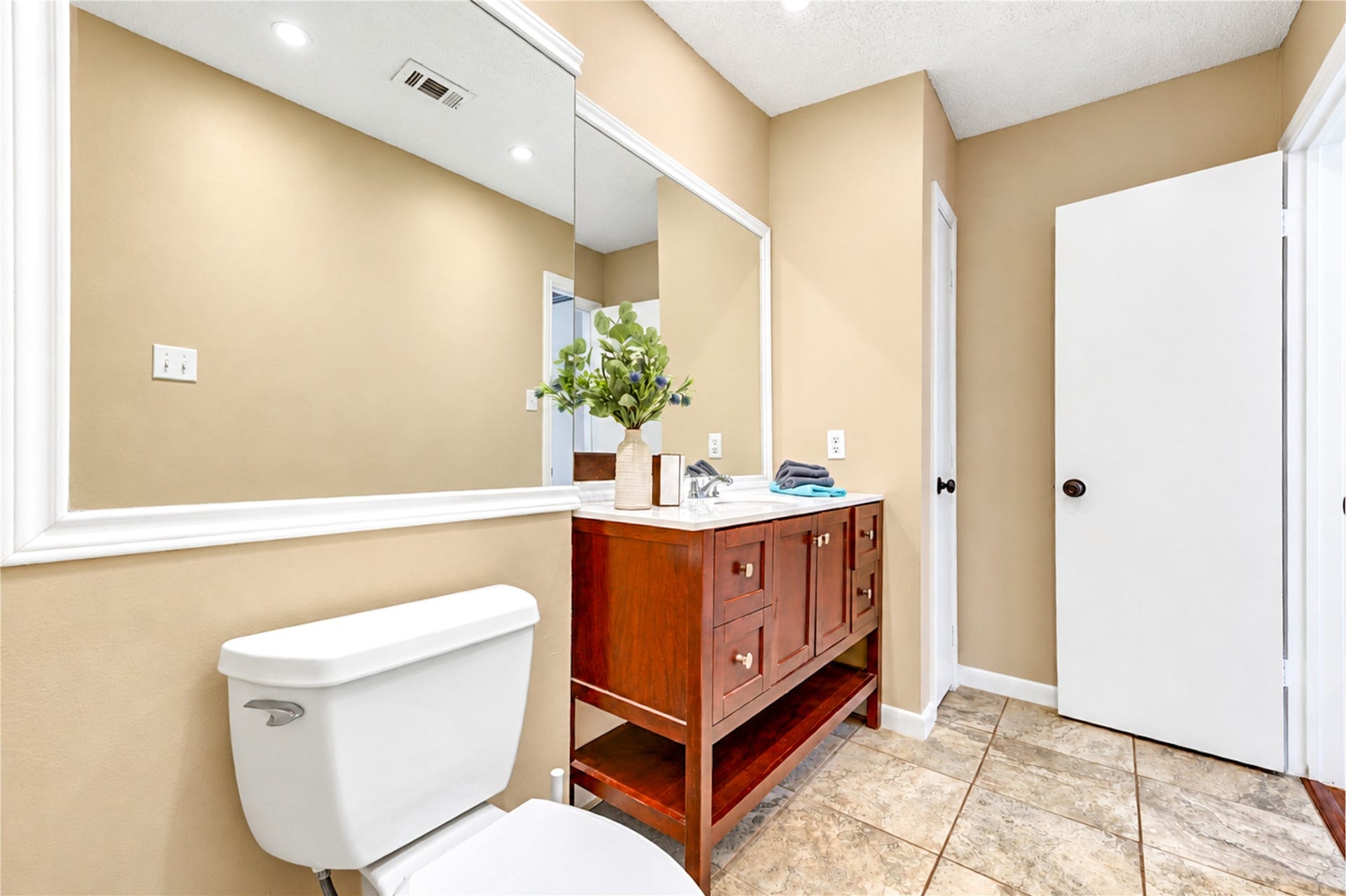 9265 Westwood Village Drive, #49, Houston, TX 77036 Second bedroom private vanity