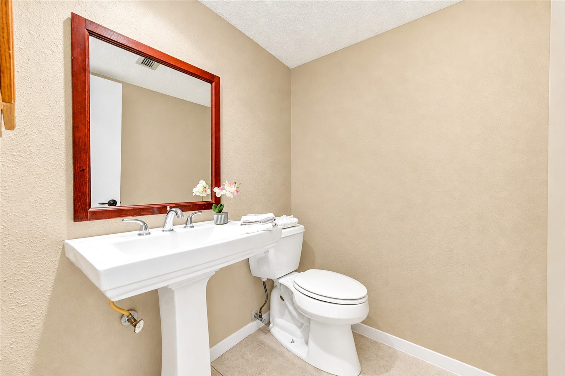 9265 Westwood Village Drive, #49, Houston, TX 77036 Main level half bath
