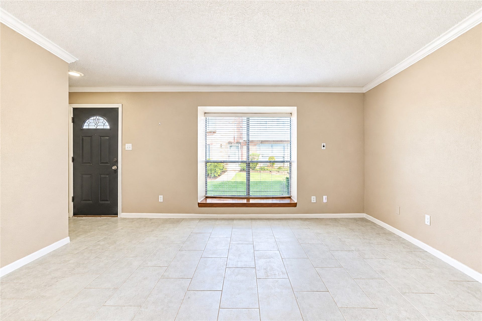 9265 Westwood Village Drive, #49, Houston, TX 77036 Living room view to the front entry