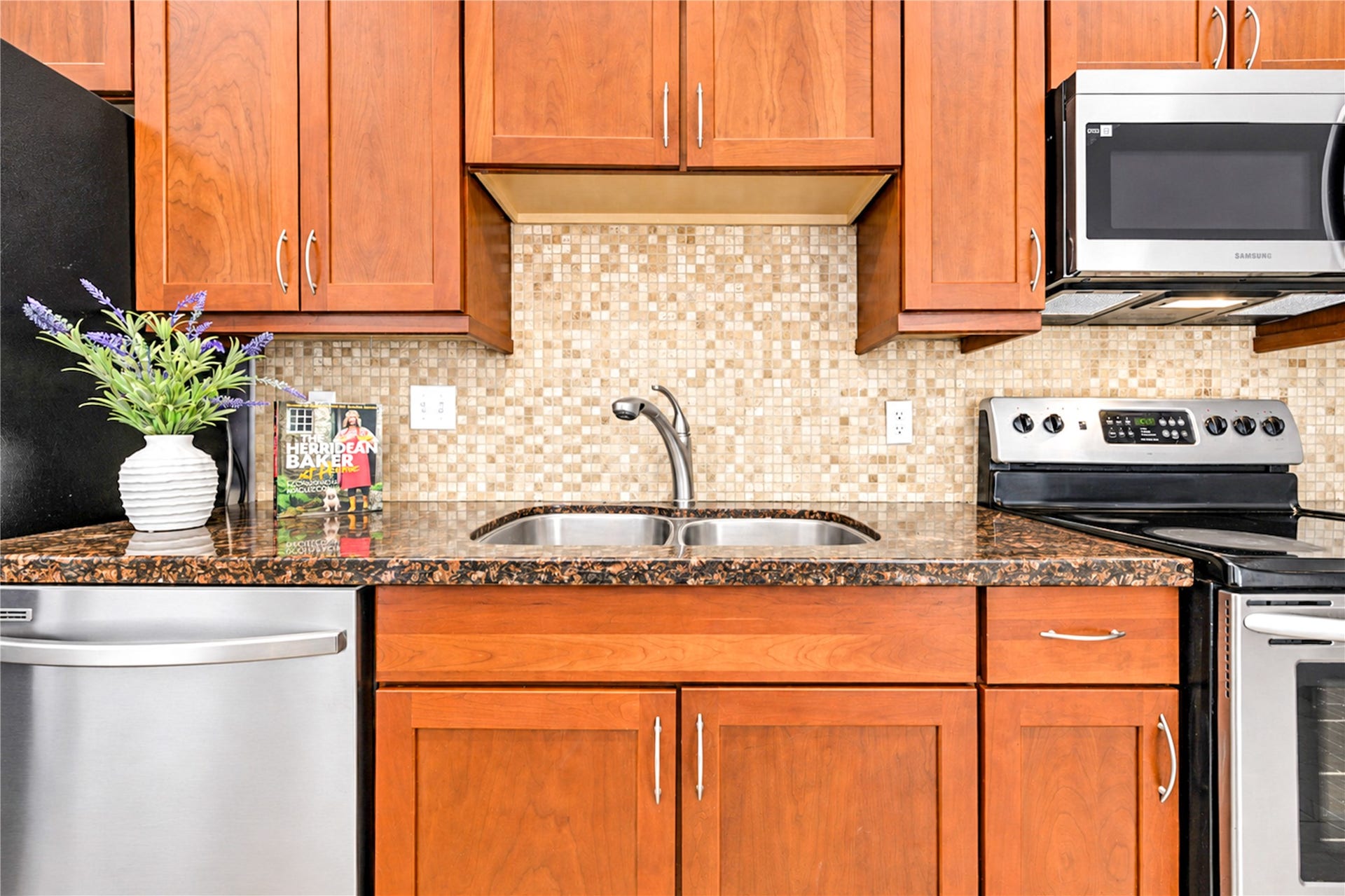 9265 Westwood Village Drive, #49, Houston, TX 77036 Gleaming granite counters